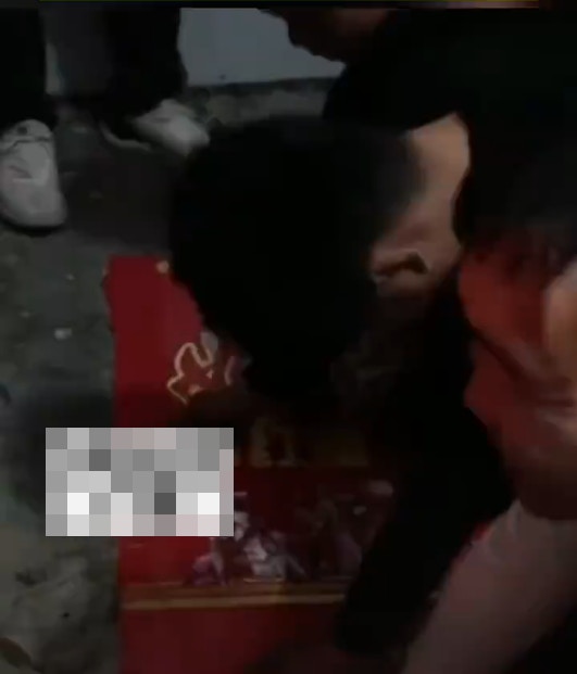 廣西一村單身男性春節被集體罰跪祠堂。（影片片截圖）