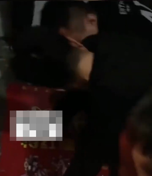 廣西一村單身男性春節被集體罰跪祠堂。（影片片截圖）