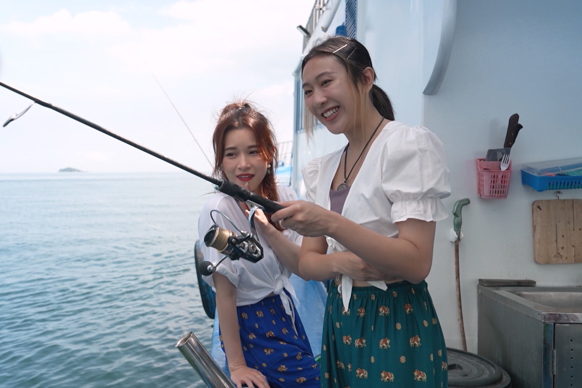 李蔓瑩(左)、張右雨出海即釣即食海鮮。 李蔓瑩(左)、張右雨出海即釣即食海鮮。