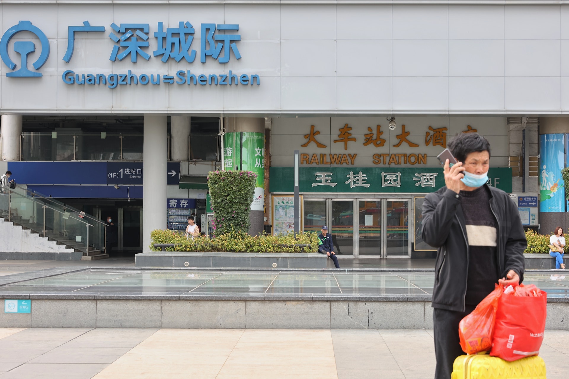 如選擇羅湖口岸方案,可在深圳火車站選乘廣深城際鐵路往廣州東,好處是班次密,隨時可上車。(張浩維攝) 如選擇羅湖口岸方案,可在深圳火車站選乘廣深城際鐵路往廣州東,好處是班次密,隨時可上車。(張浩維攝)