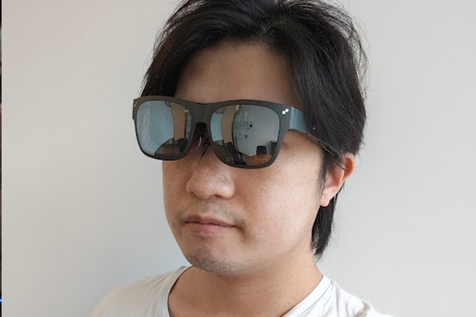 由於反射鏡本身的厚度使然,TCL NXTWEAR S 戴上後前方鏡片部份明顯遠離臉孔(蔡浩騰 攝) 由於反射鏡本身的厚度使然,TCL NXTWEAR S 戴上後前方鏡片部份明顯遠離臉孔(蔡浩騰 攝)