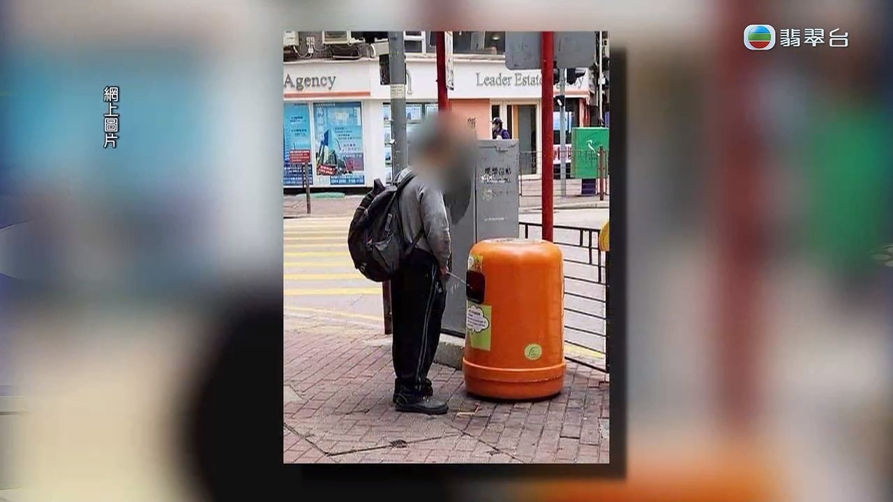 男人當眾對着垃圾桶小便。（《東張西望》截圖）