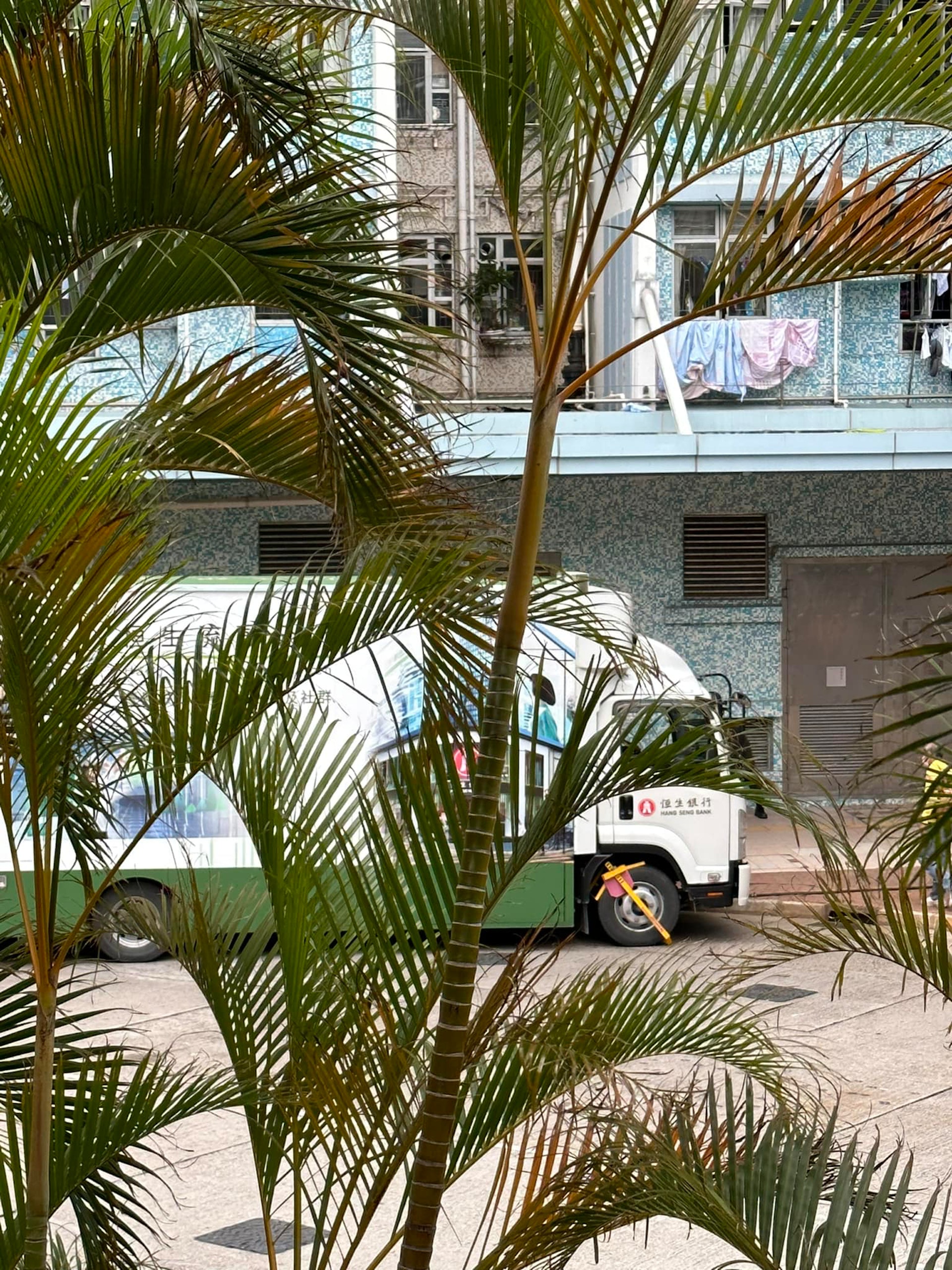 有港男日前於駕駛群組貼出相片，顯示1輛停泊於公屋屋邨的銀行車輛，車轆上竟被設置車鎖，質疑屋邨鎖車隊矯枉過正「亂咁鎖」。（fb「車cam L（香港群組）」圖片）