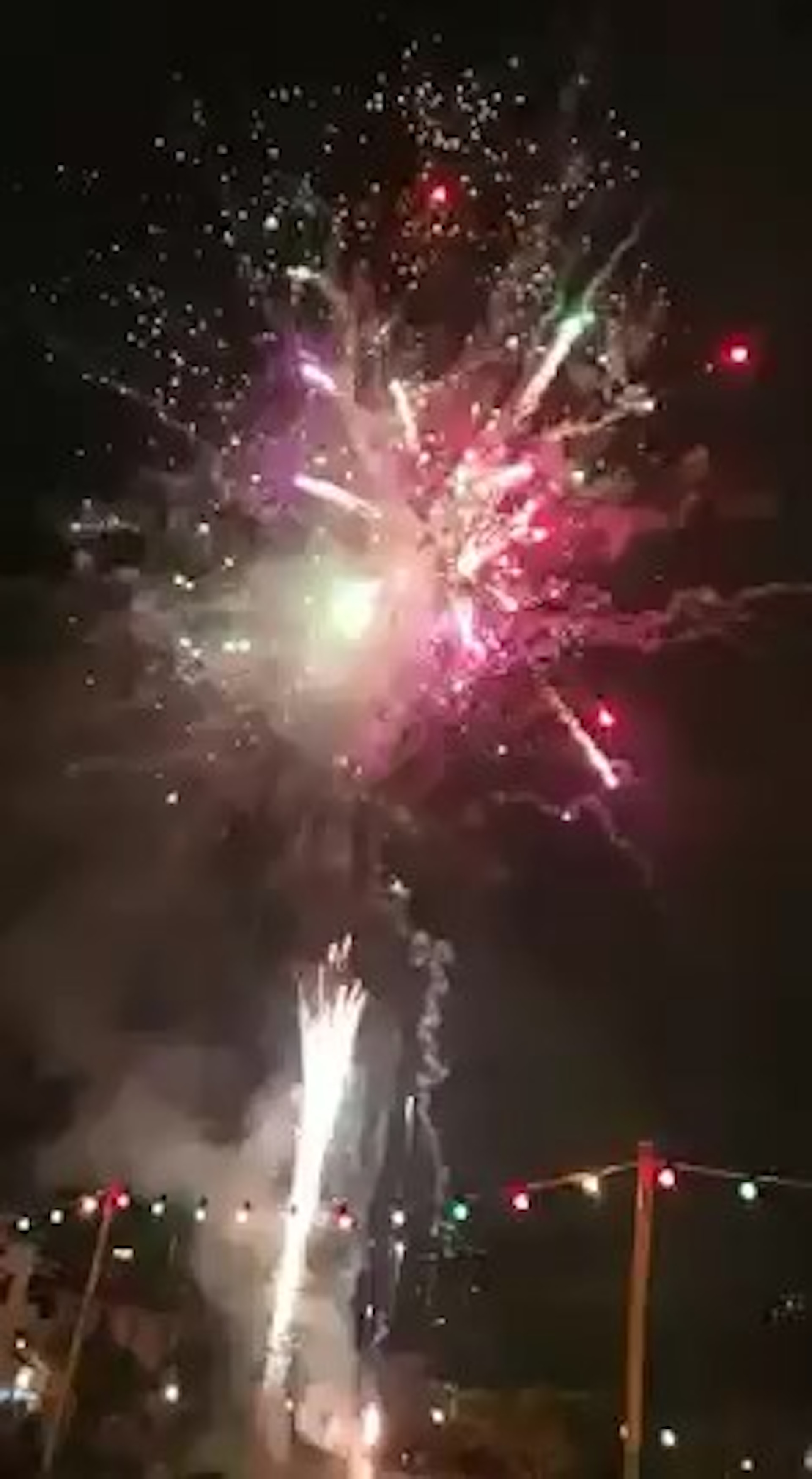 粉嶺圍晚上開始煙花不斷。(網上影片截圖) 粉嶺圍晚上開始煙花不斷。(網上影片截圖)