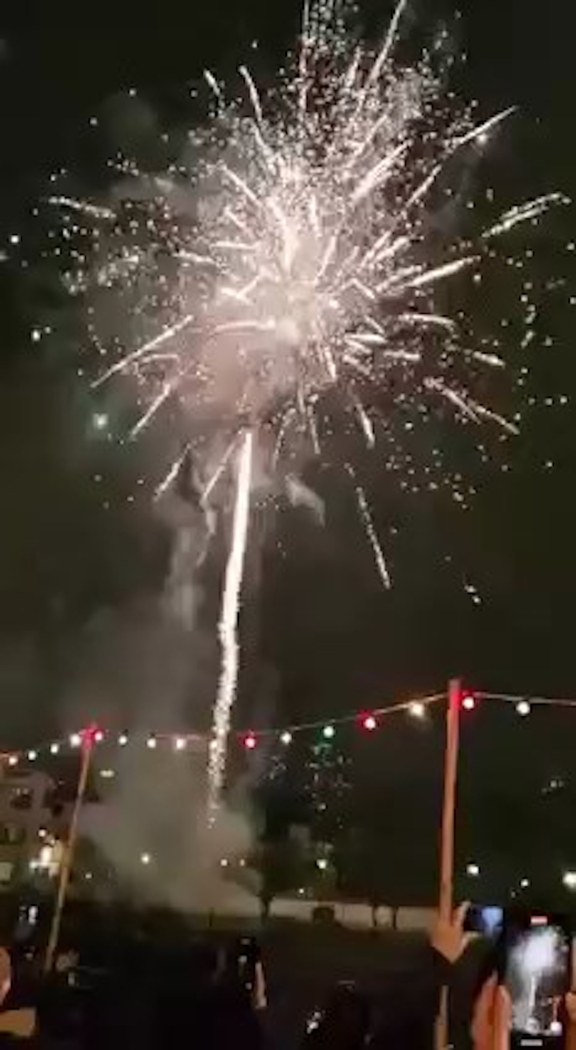 粉嶺圍晚上開始煙花不斷。(網上影片截圖) 粉嶺圍晚上開始煙花不斷。(網上影片截圖)