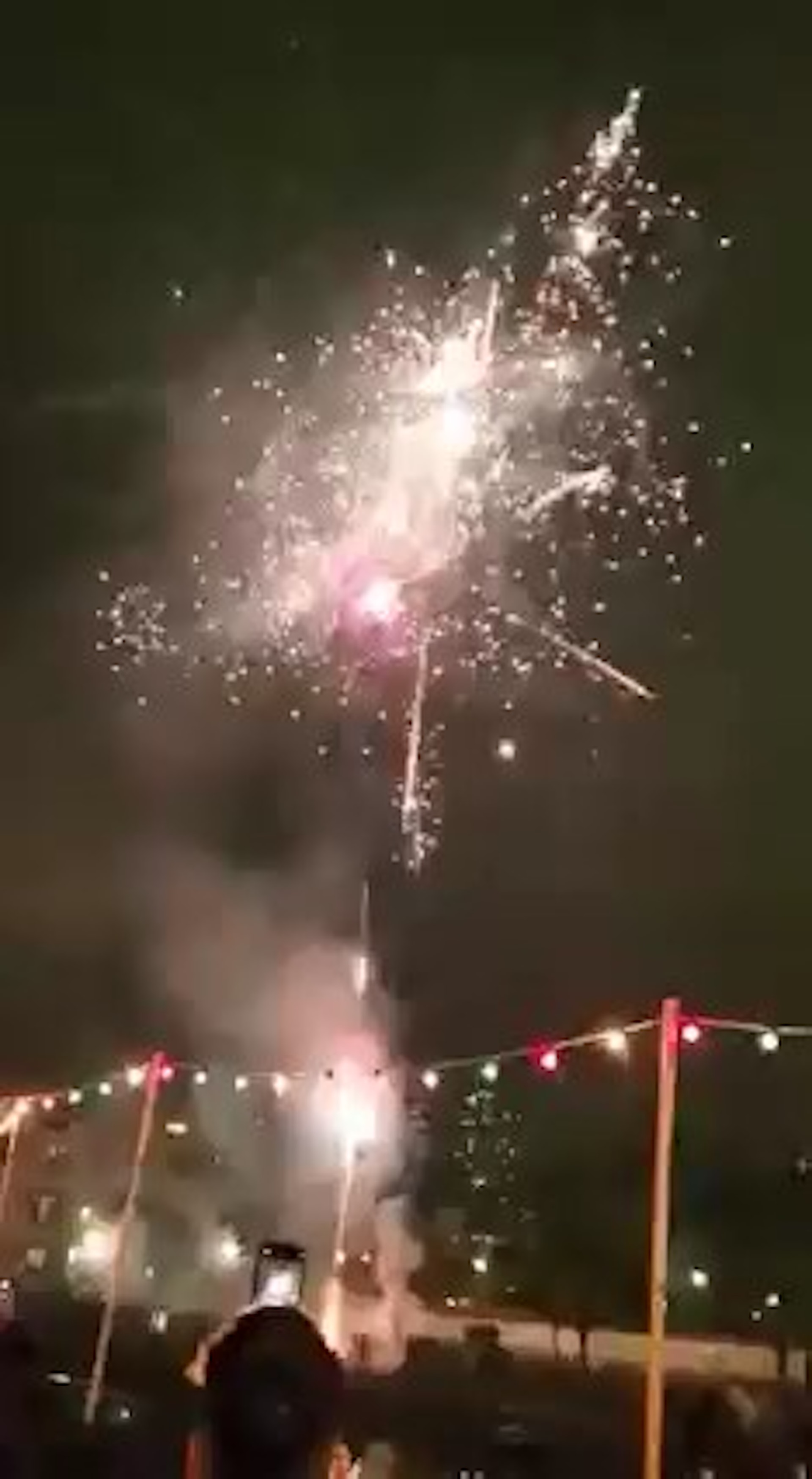 粉嶺圍晚上開始煙花不斷。(網上影片截圖) 粉嶺圍晚上開始煙花不斷。(網上影片截圖)