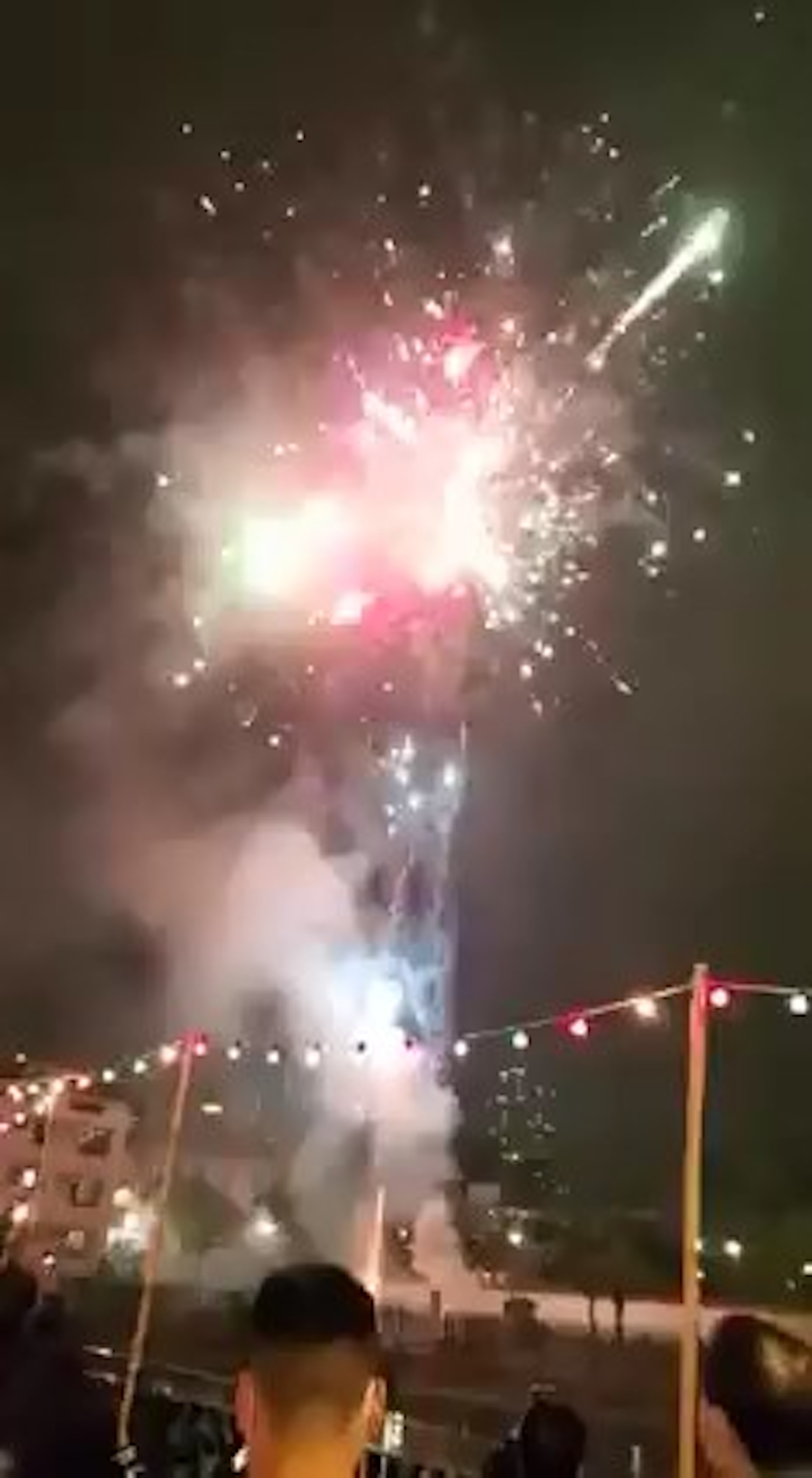 粉嶺圍晚上開始煙花不斷。(網上影片截圖) 粉嶺圍晚上開始煙花不斷。(網上影片截圖)