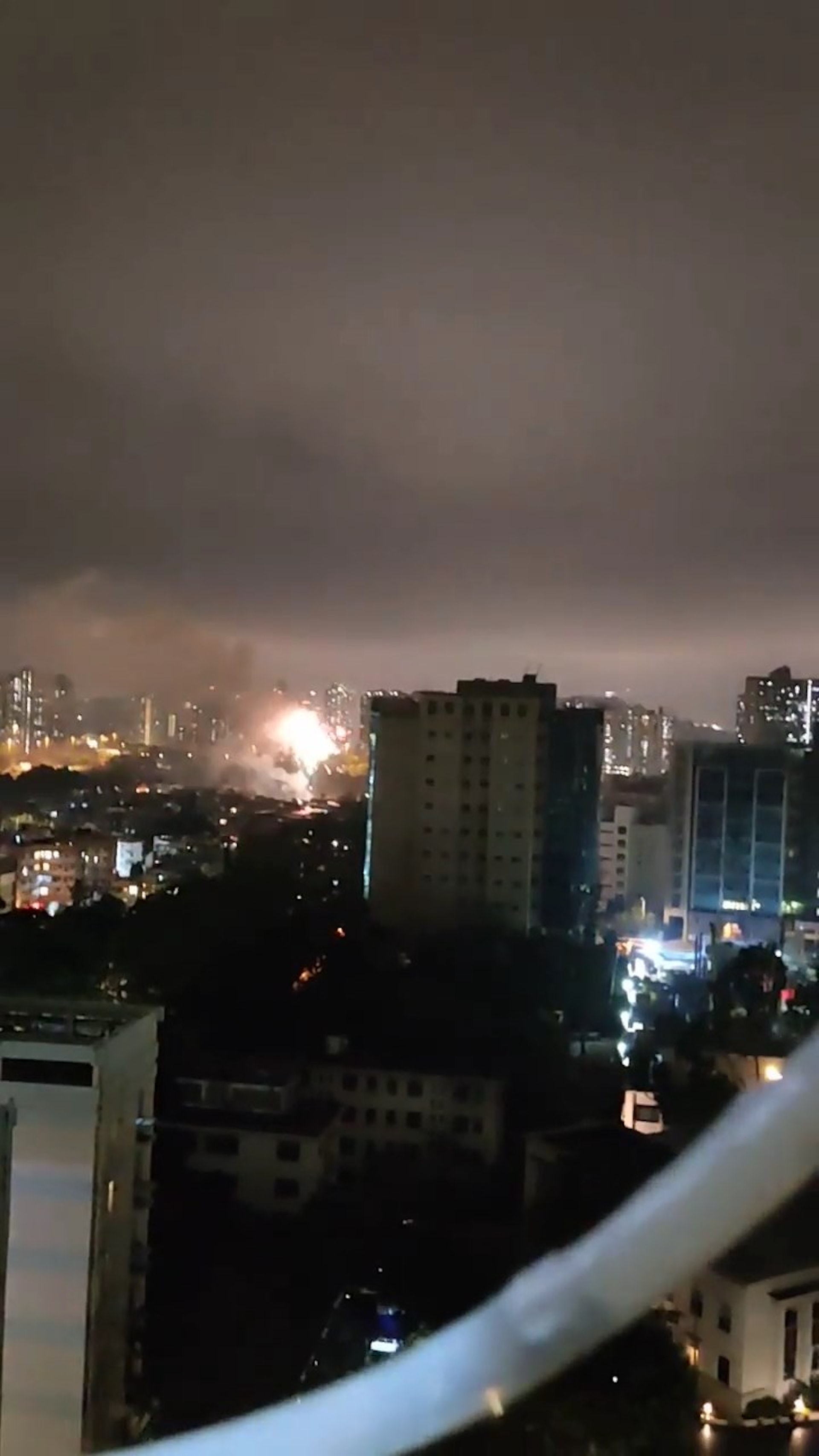 粉嶺圍晚上開始煙花不斷,遠處清晰可見。(網上影片截圖) 粉嶺圍晚上開始煙花不斷,遠處清晰可見。(網上影片截圖)
