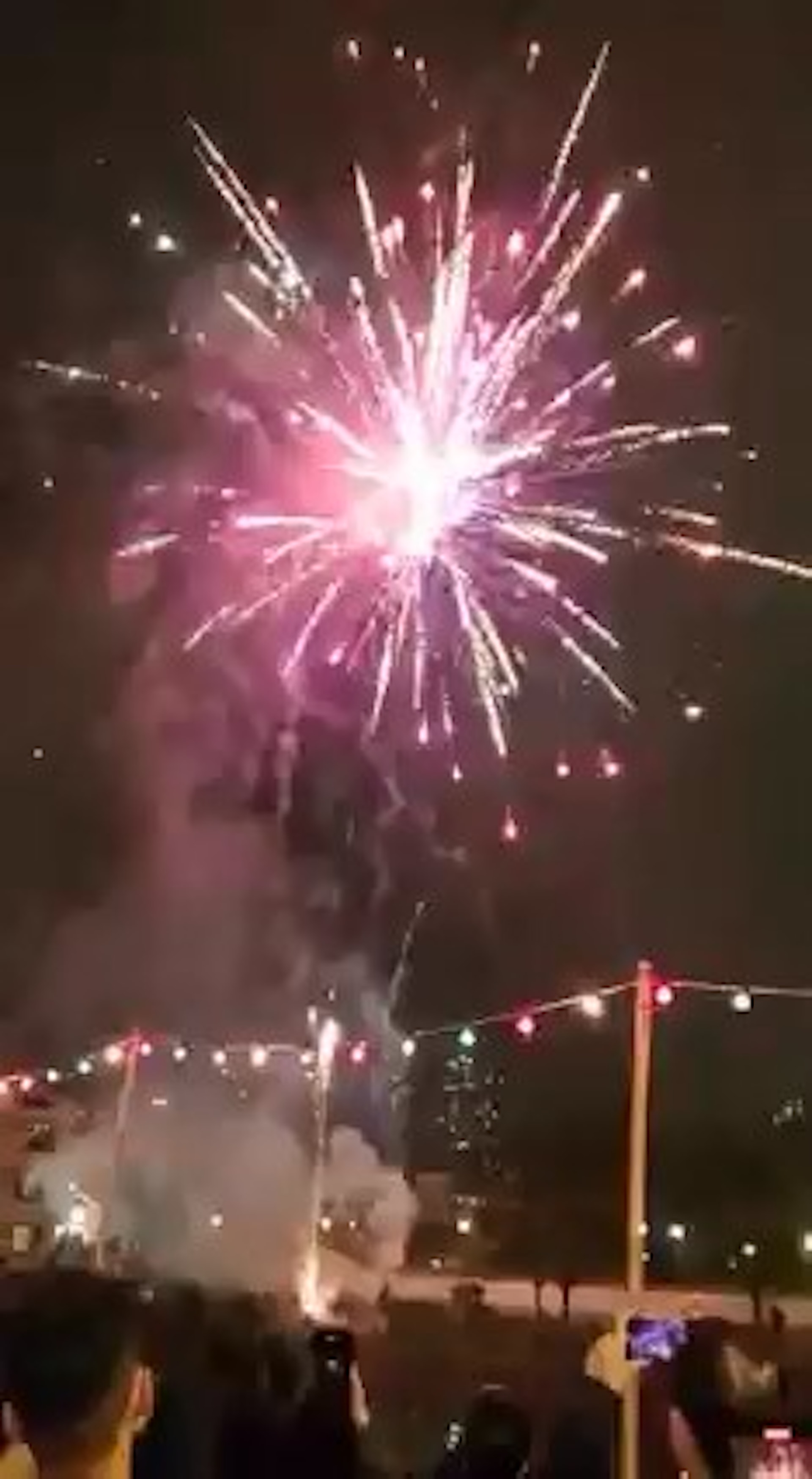 粉嶺圍晚上開始煙花不斷。(網上影片截圖) 粉嶺圍晚上開始煙花不斷。(網上影片截圖)