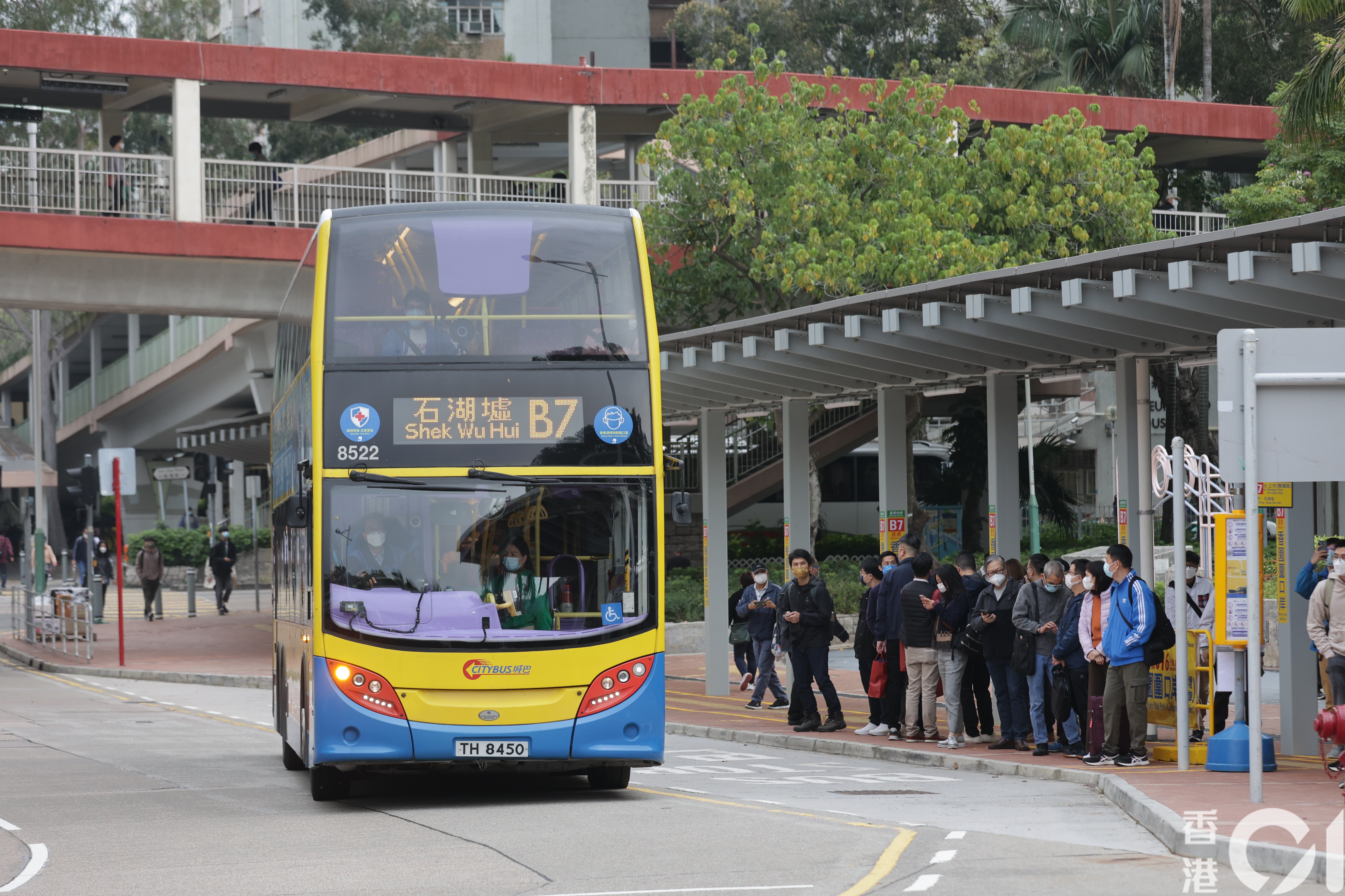 根据第230A章《公共巴士服务规例》，巴士移动时，乘客不得在通道以外的任何巴士部分、巴士上层或前於单层巴士或双层巴士下层司机位最后部分站立。（资料图片）