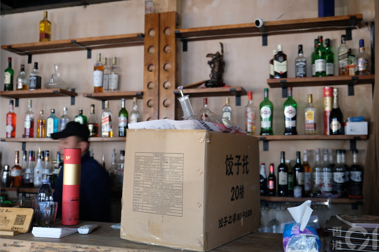 北京三里屯酒吧街。圖為清理物品預備騰退的商戶。（香港01）