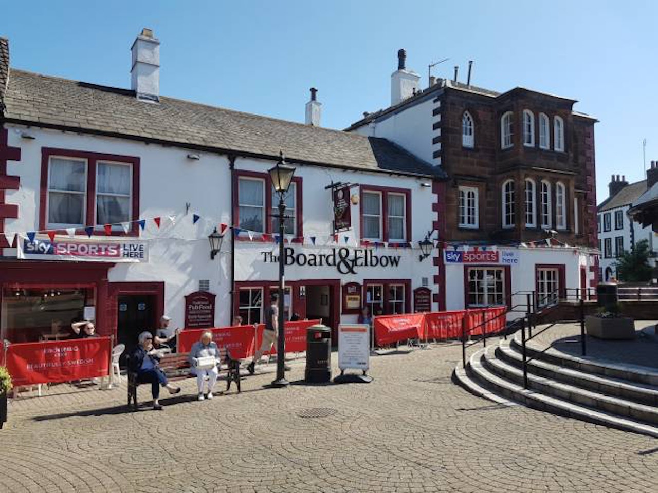 英國小鎮彭里斯(Penrith)酒吧街。(Discover Penrith網站) 英國小鎮彭里斯(Penrith)酒吧街。(Discover Penrith網站)