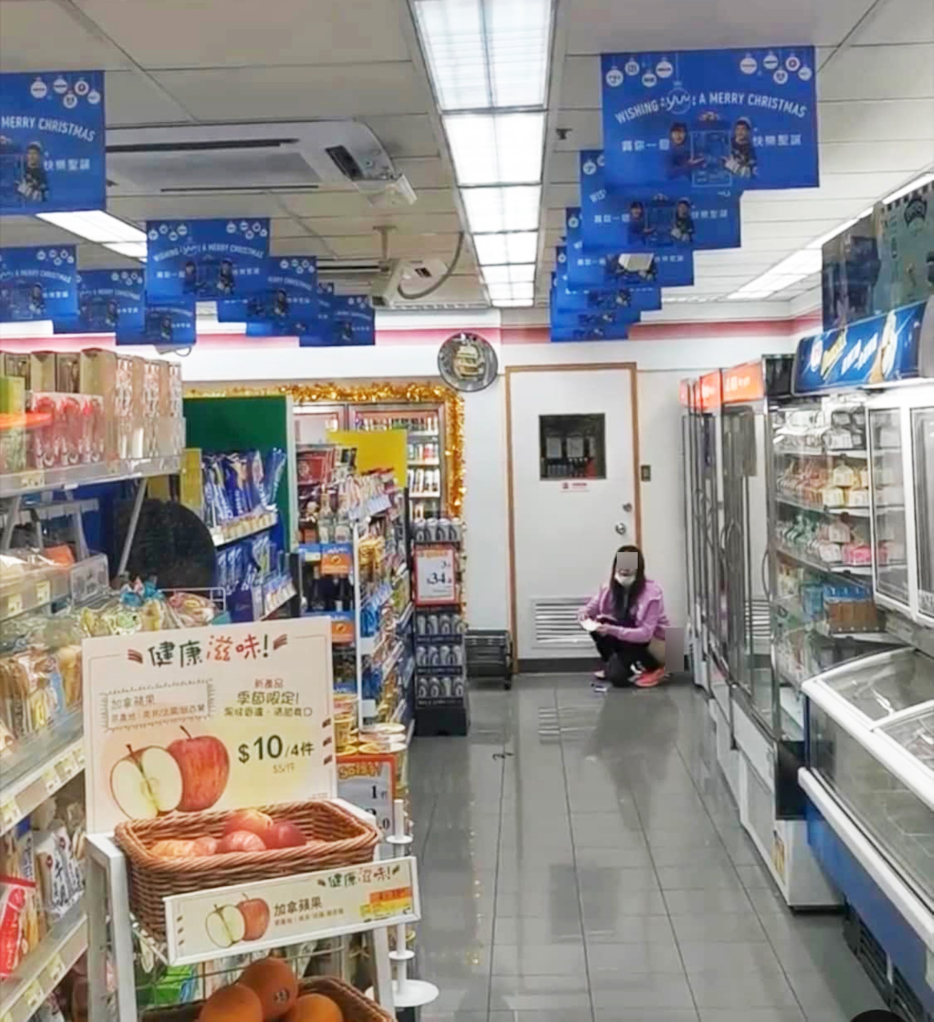 討論區及社交平台再次流傳相片,顯示1名長髮女子竟踎地便利店內疑似正在大便,更若無其事取出紙巾清潔。(連登討論區圖片) 討論區及社交平台再次流傳相片,顯示1名長髮女子竟踎地便利店內疑似正在大便,更若無其事取出紙巾清潔。(連登討論區圖片)