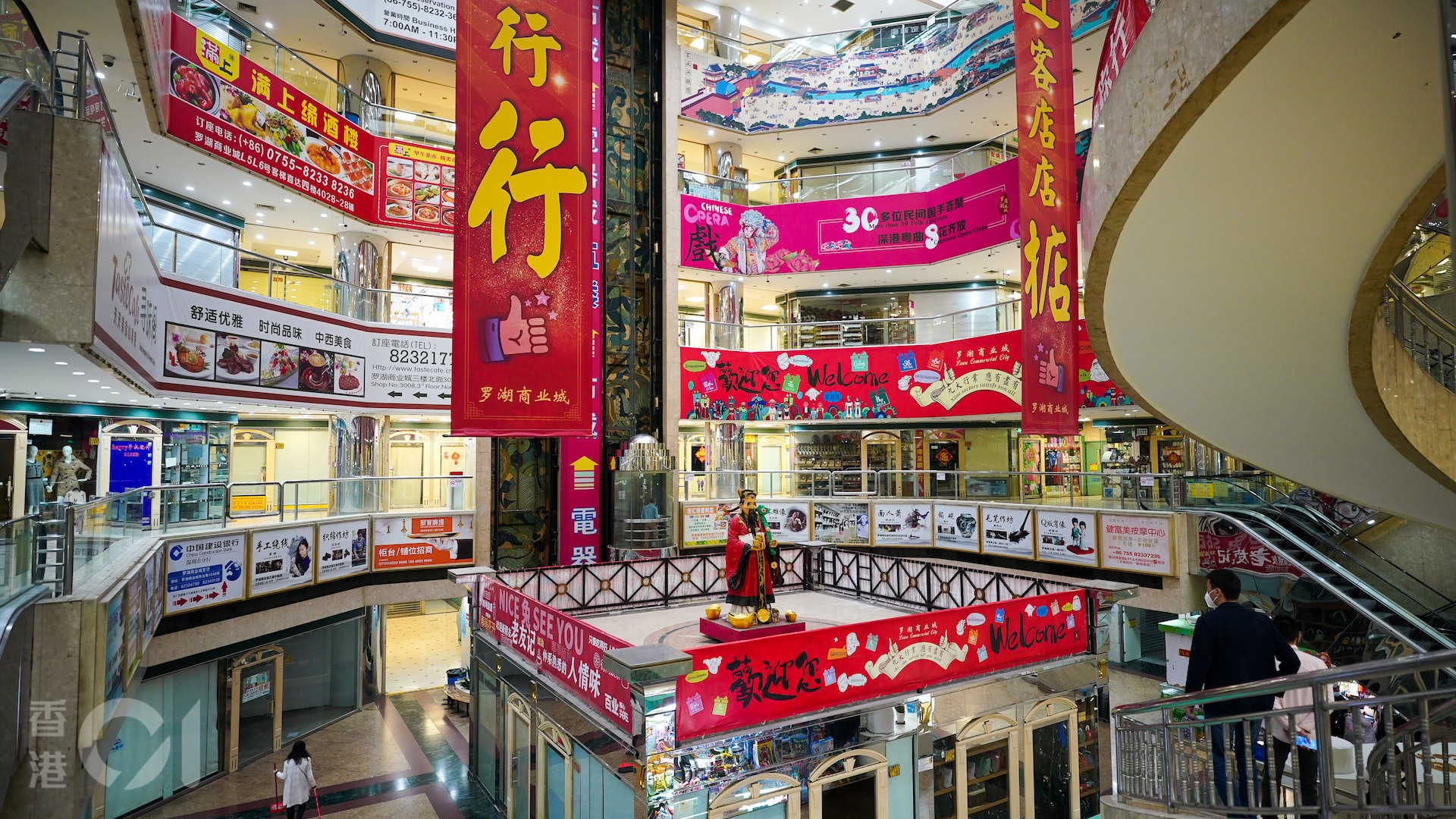 通關|羅湖商業城重現客人 店舖老闆放下「打工仔」身份復業 通關|羅湖商業城重現客人 店舖老闆放下「打工仔」身份復業