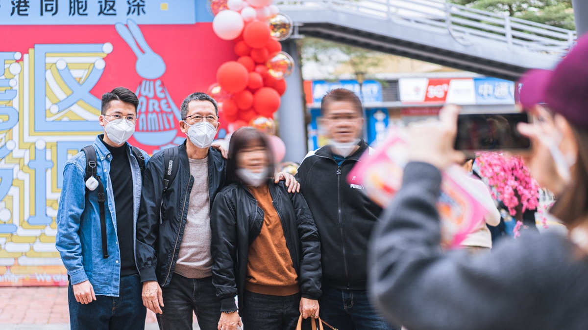 通關|深港家庭情侶團聚一刻感人 港澳視覺藝術雙年展預約秒爆滿 通關|深港家庭情侶團聚一刻感人 港澳視覺藝術雙年展預約秒爆滿