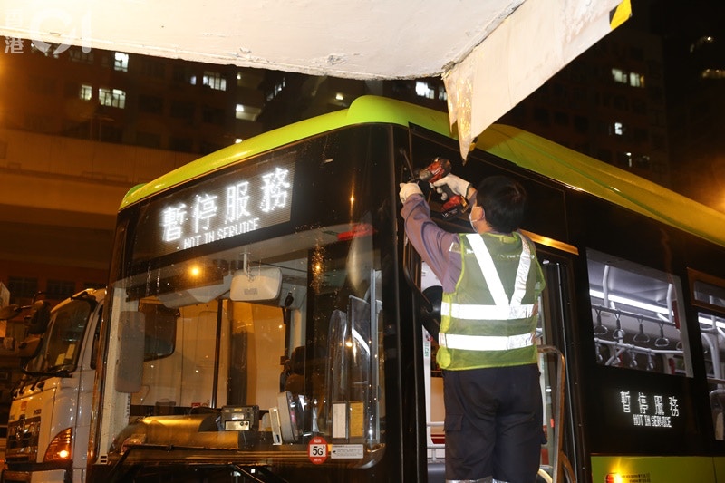 巴士玻璃爆裂，睹後鏡損毀。一名乘客受傷。九巴工程部人員事後在場維修。(陳永武攝)