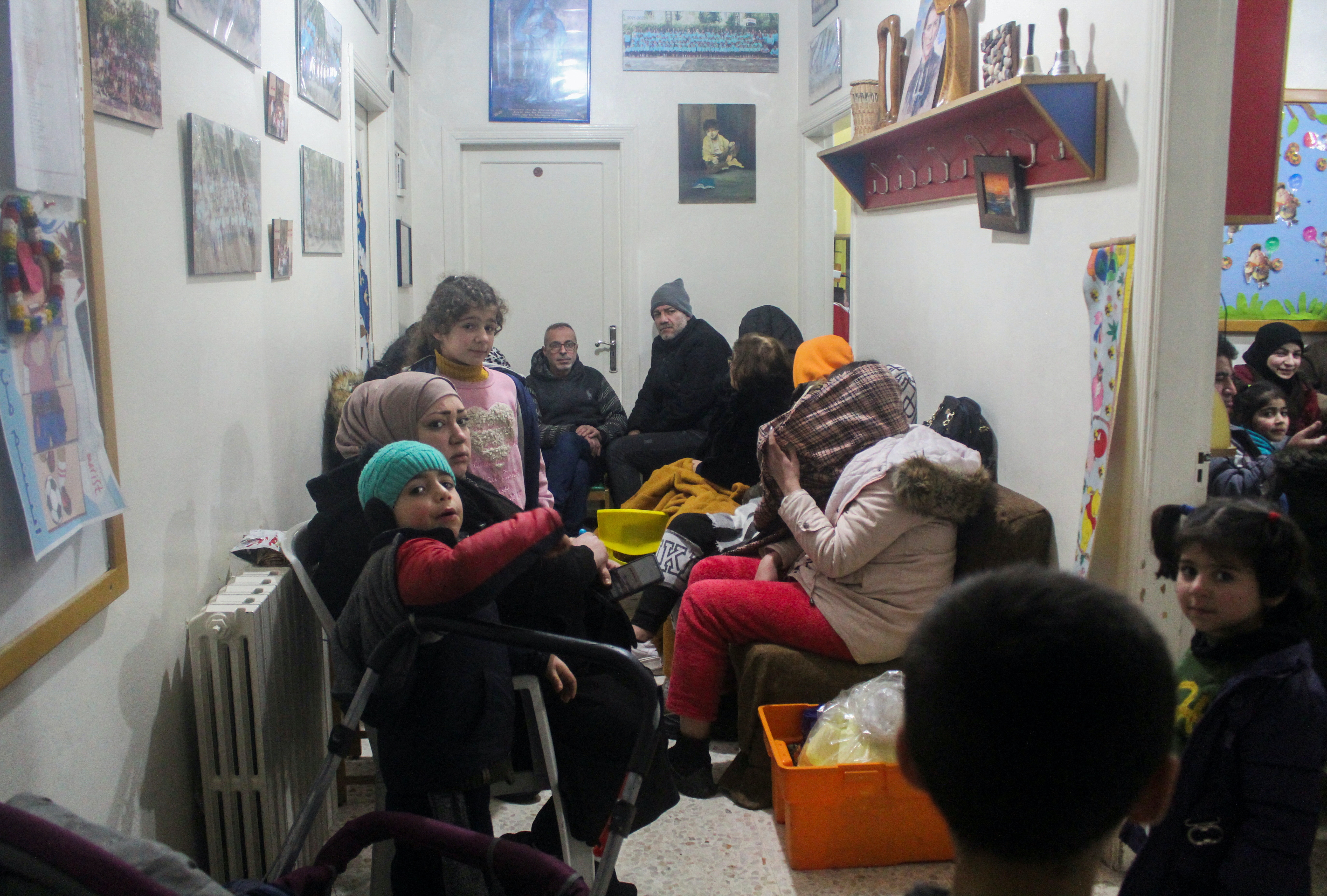2023年2月6日，敘利亞阿勒頗的地震後，人們在臨時庇護所坐在一起。（Reuters）