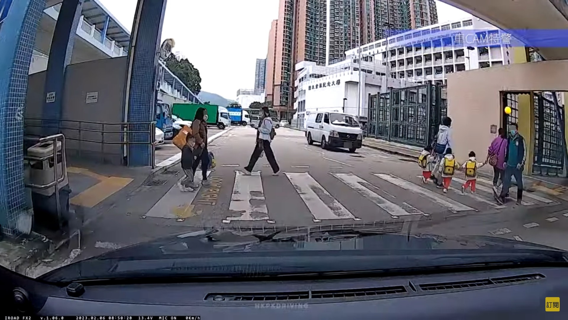 近日網上流傳1段「車cam」影片,片主駛至馬鞍山頌安停車場對開時,目擊對面行車線有客貨車司機未有理會當時有媽媽正拖着幼子過馬路,突然加速駛過,險撞到母子。(「車CAM特警」YouTube影片截圖) 近日網上流傳1段「車cam」影片,片主駛至馬鞍山頌安停車場對開時,目擊對面行車線有客貨車司機未有理會當時有媽媽正拖着幼子過馬路,突然加速駛過,險撞到母子。(「車CAM特警」YouTube影片截圖)
