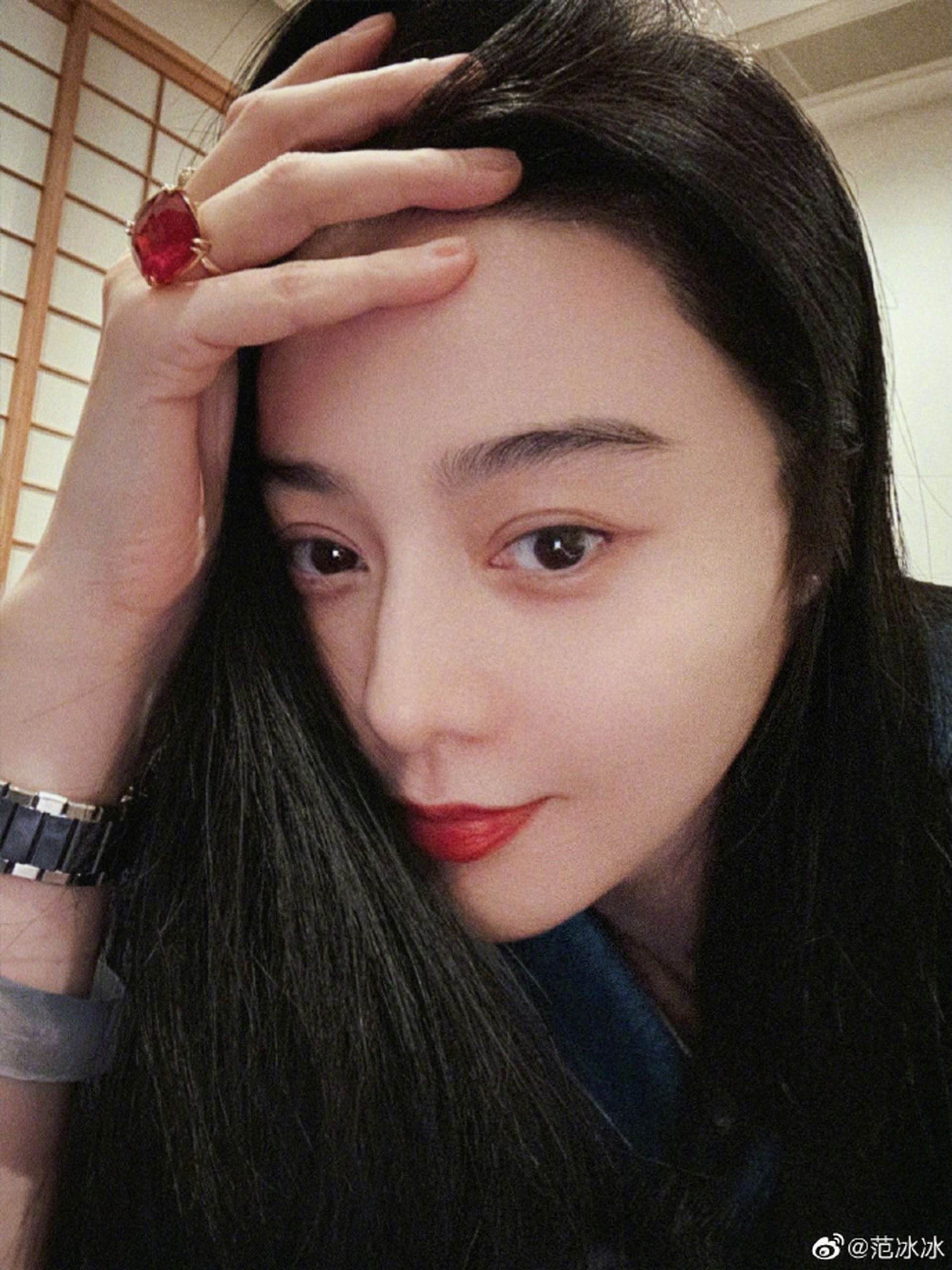 冰冰右手無名指有勁大粒紅寶石。(范冰冰微博) 冰冰右手無名指有勁大粒紅寶石。(范冰冰微博)