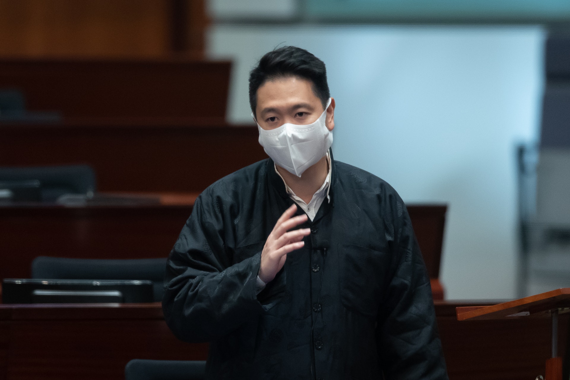 周浩鼎問會否在新界區設立職位,優先聘請過渡性房屋住戶。(廖雁雄攝) 周浩鼎問會否在新界區設立職位,優先聘請過渡性房屋住戶。(廖雁雄攝)