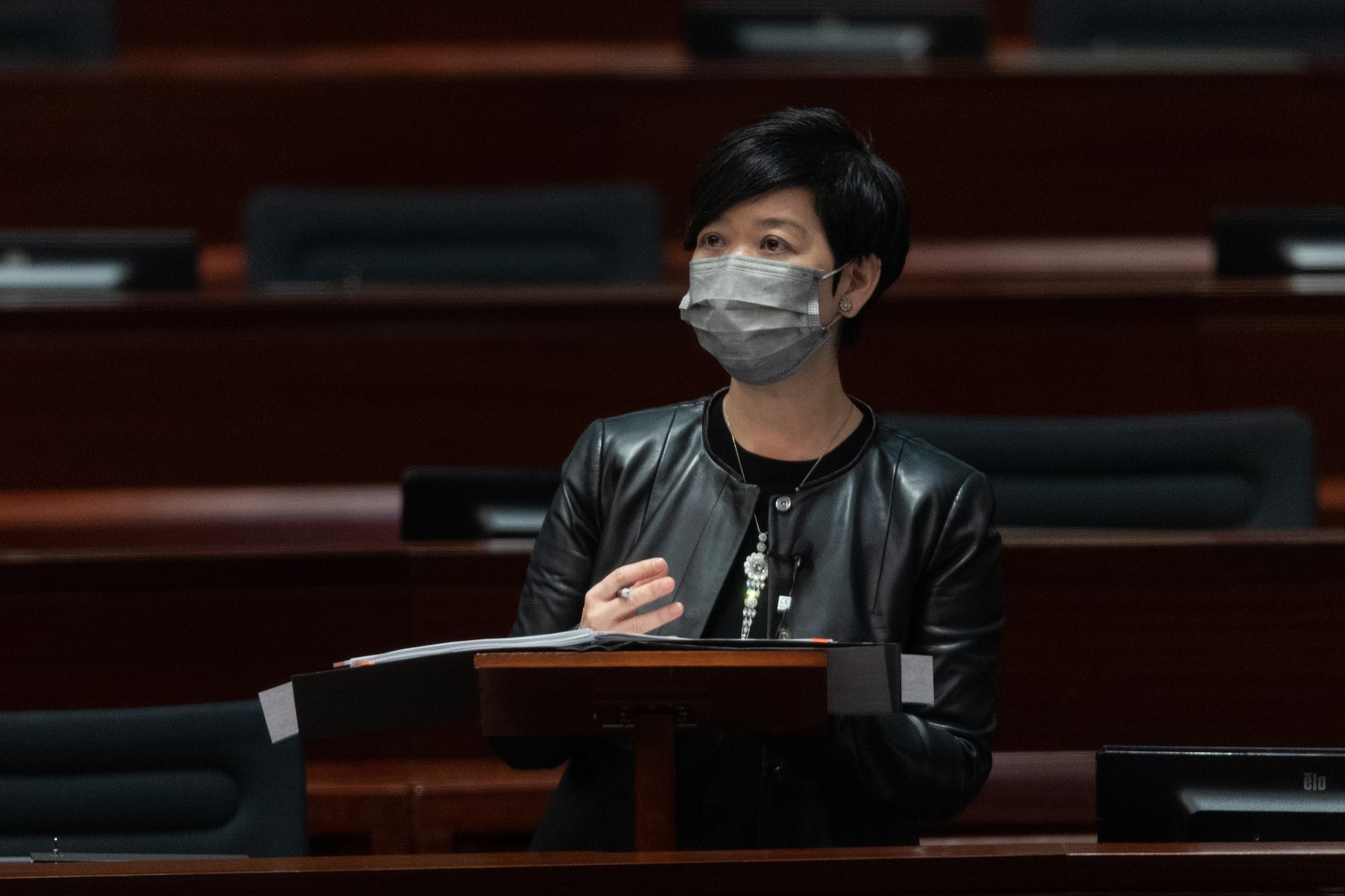 何永賢表示,過渡性房屋項目最近入住率下跌,因有居民「上樓」公屋而遷出。(廖雁雄攝) 何永賢表示,過渡性房屋項目最近入住率下跌,因有居民「上樓」公屋而遷出。(廖雁雄攝)