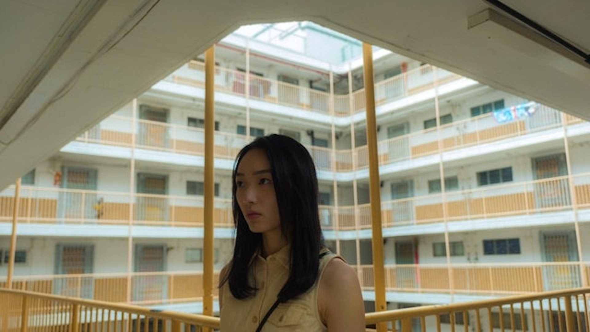 有港女指和父母以及弟弟居於公屋,由於空間狹窄,需要和弟弟共享房間,根本沒有私人空間可言,加上大部份大學同學都有獨立睡房,故埋怨父母當初生育時不考量經濟能力。(《幻愛》劇照) 有港女指和父母以及弟弟居於公屋,由於空間狹窄,需要和弟弟共享房間,根本沒有私人空間可言,加上大部份大學同學都有獨立睡房,故埋怨父母當初生育時不考量經濟能力。(《幻愛》劇照)