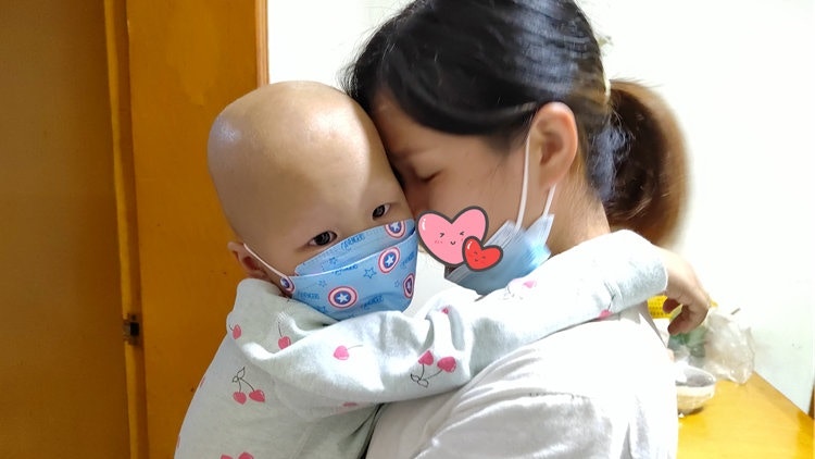 3歲女童發燒腳痛被確診癌症晚期　母：即使砸鍋賣鐵也要救她