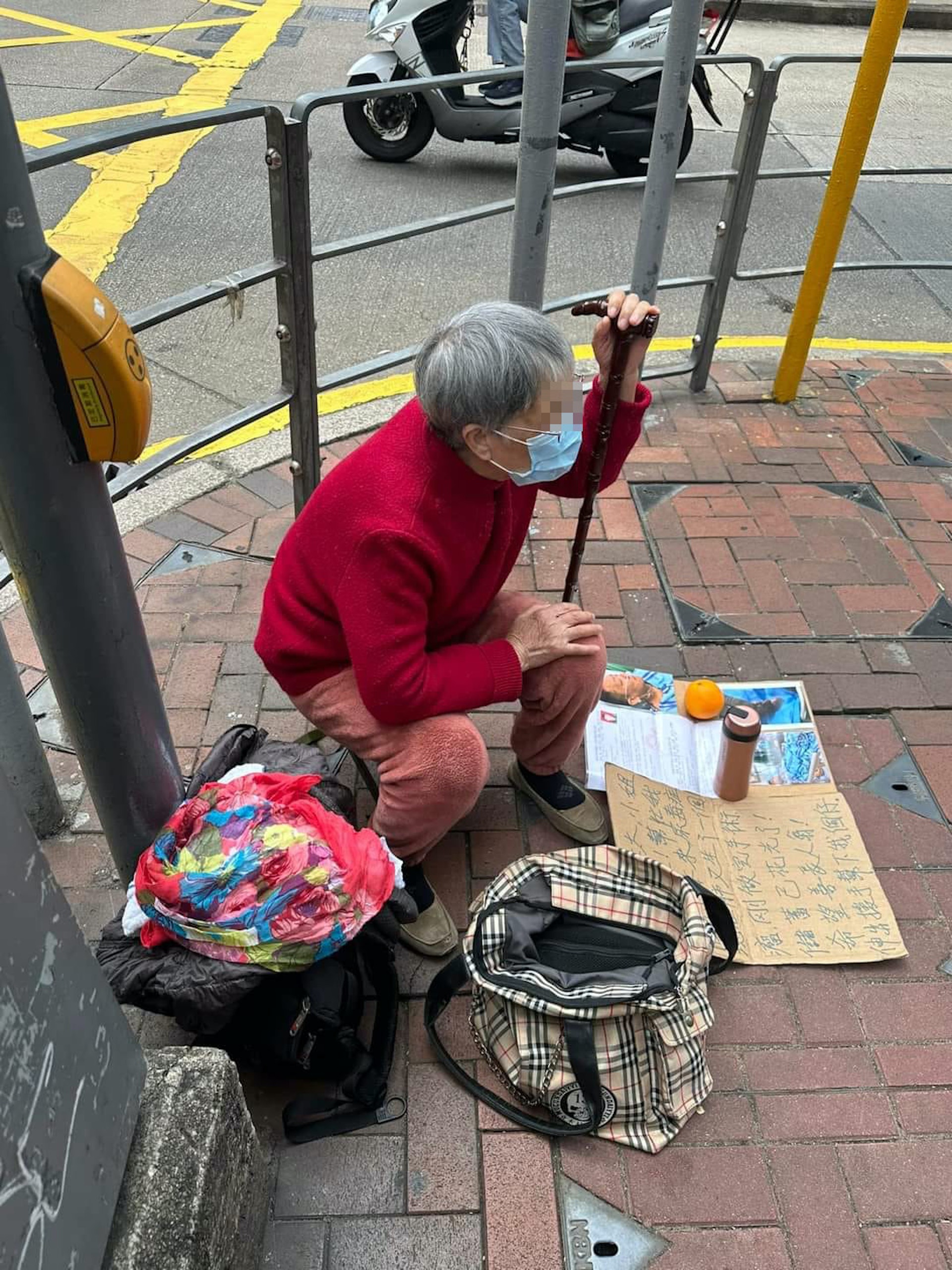 網上昨日起瘋傳一張老婆婆在街頭籌錢幫兒子治病圖片。(網上圖片) 網上昨日起瘋傳一張老婆婆在街頭籌錢幫兒子治病圖片。(網上圖片)