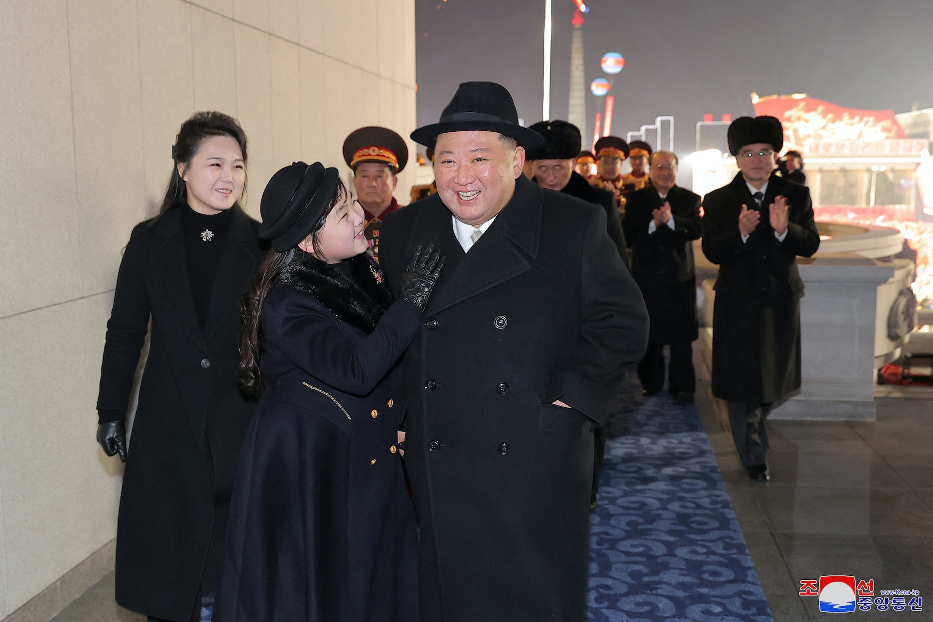 朝鮮建軍75週年:朝中社2月9日發布一組閱兵式圖片,稱紀念朝鮮人民軍成立75週年的閱兵儀式8日在平壤金日成廣場舉行,朝鮮領袖金正恩與妻子、女兒一同出席活動。(Reuters) 朝鮮建軍75週年:朝中社2月9日發布一組閱兵式圖片,稱紀念朝鮮人民軍成立75週年的閱兵儀式8日在平壤金日成廣場舉行,朝鮮領袖金正恩與妻子、女兒一同出席活動。(Reuters)