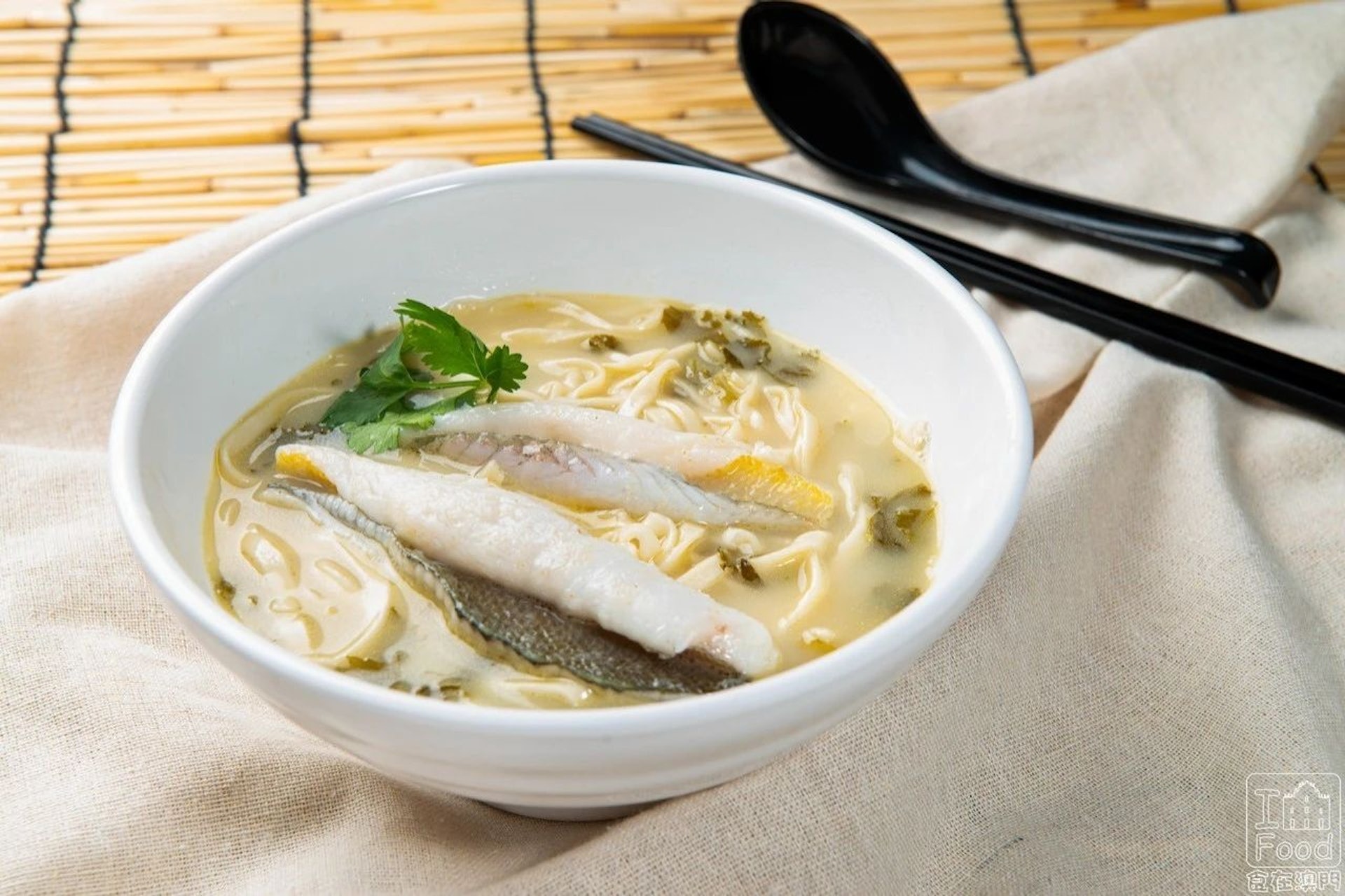 招牌新鮮黃花魚麵:每日都要去街市精選新鮮黃花魚去骨醃,加上師傅特別的做法,唔炸唔蒸,保留黃花魚原有的鮮味。(食在澳門授權使用) 招牌新鮮黃花魚麵:每日都要去街市精選新鮮黃花魚去骨醃,加上師傅特別的做法,唔炸唔蒸,保留黃花魚原有的鮮味。(食在澳門授權使用)