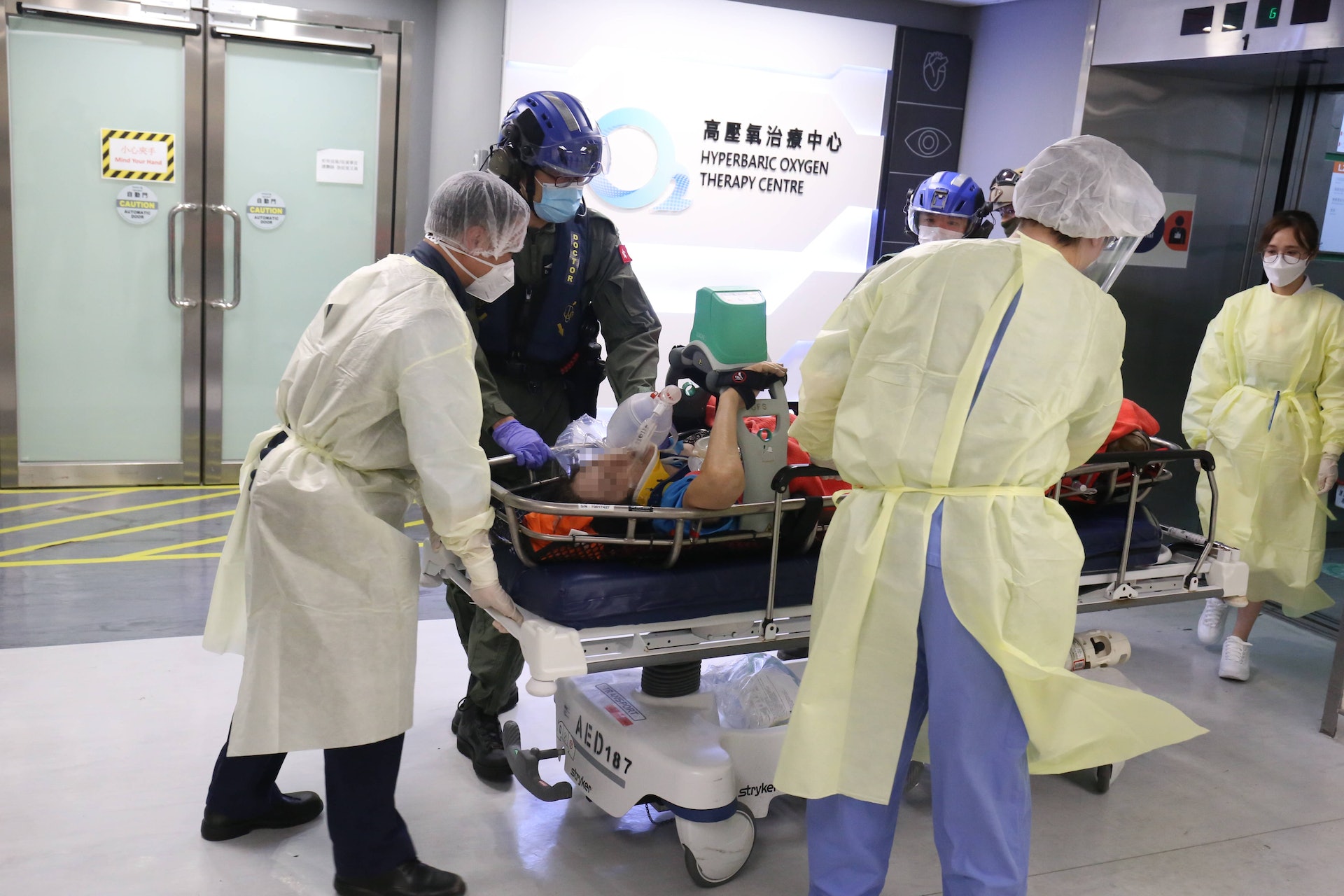 事主由直升機送到東區醫院。(陳浩然攝) 事主由直升機送到東區醫院。(陳浩然攝)