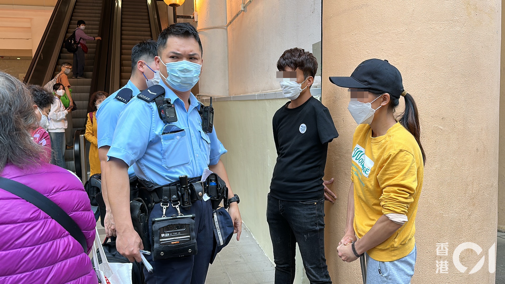 賣唱男女在長沙灣保安道街市外被警員拘捕。(香港01記者攝) 賣唱男女在長沙灣保安道街市外被警員拘捕。(香港01記者攝)