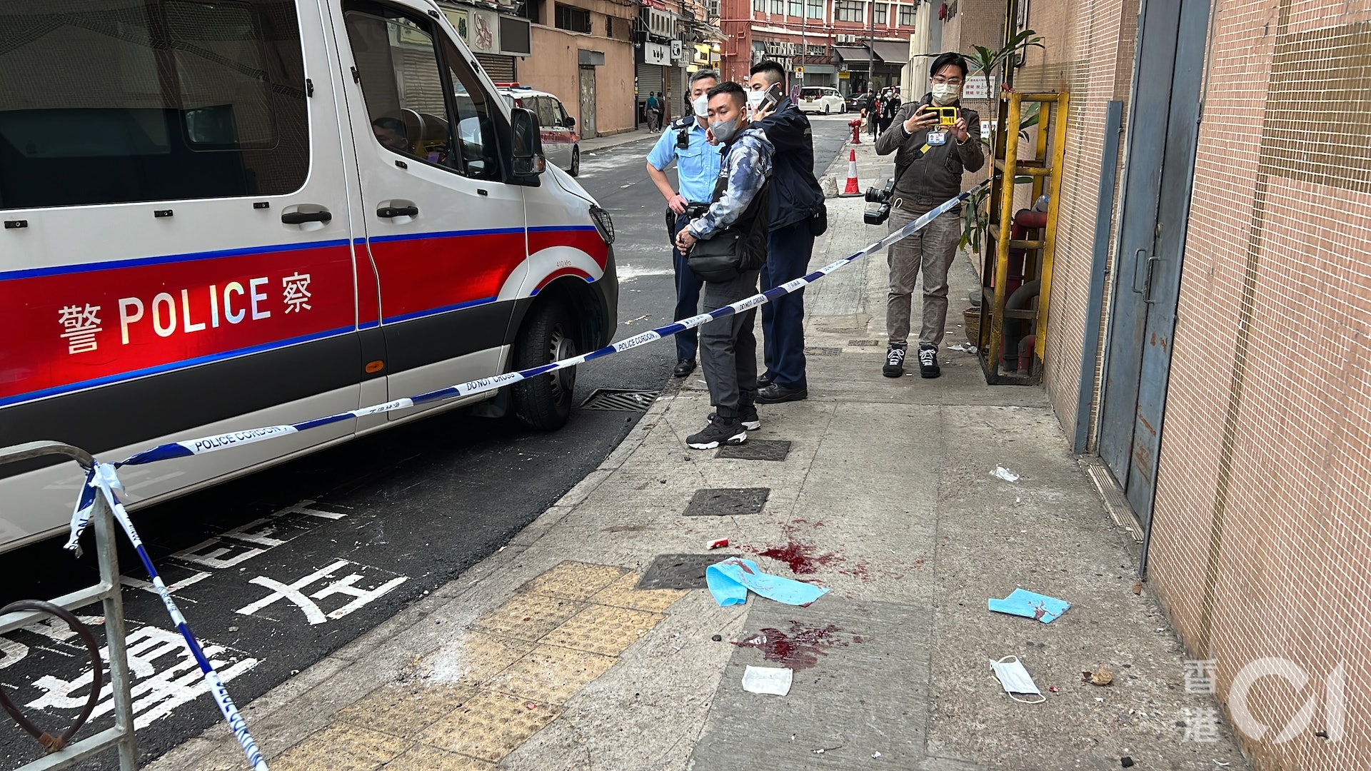 一名男子遭2名惡煞持刀追斬,地下遺下血跡。(翁鈺輝攝) 一名男子遭2名惡煞持刀追斬,地下遺下血跡。(翁鈺輝攝)
