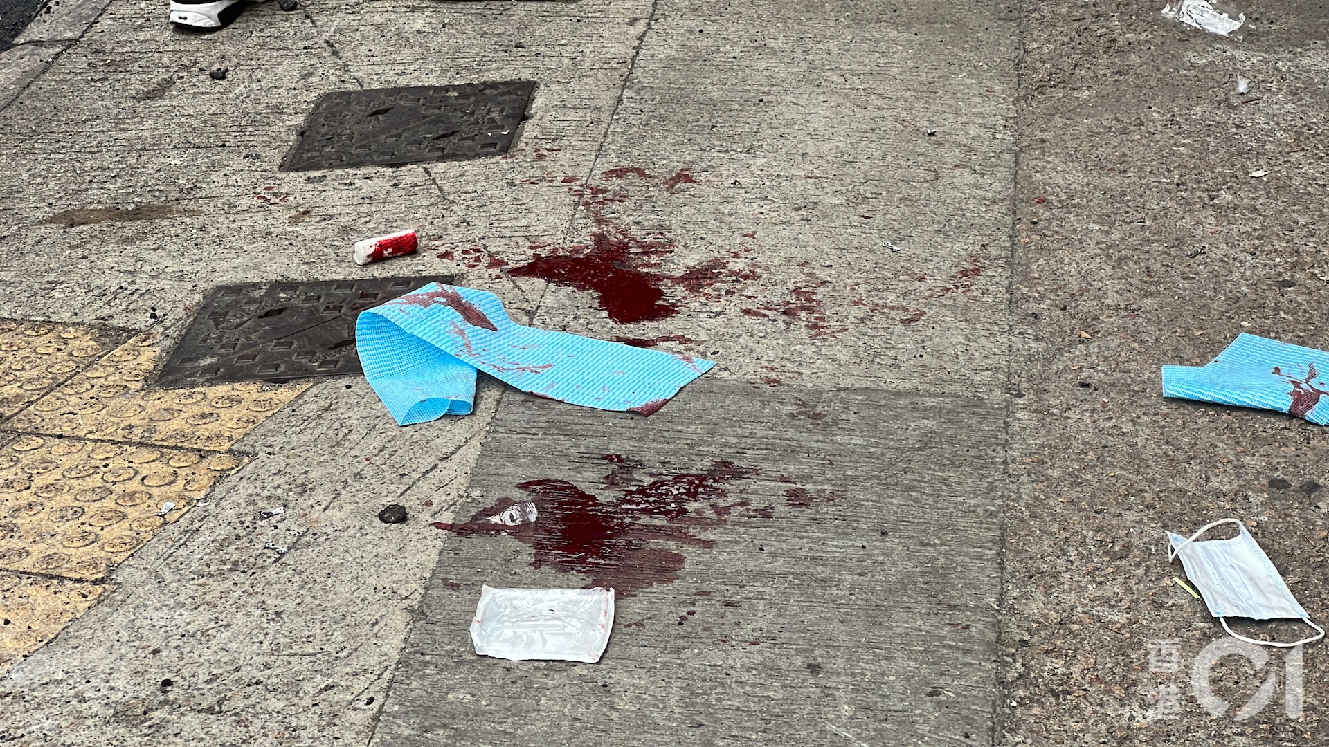 一名男子遭2名惡煞持刀追斬,地下遺下血跡。(翁鈺輝攝) 一名男子遭2名惡煞持刀追斬,地下遺下血跡。(翁鈺輝攝)