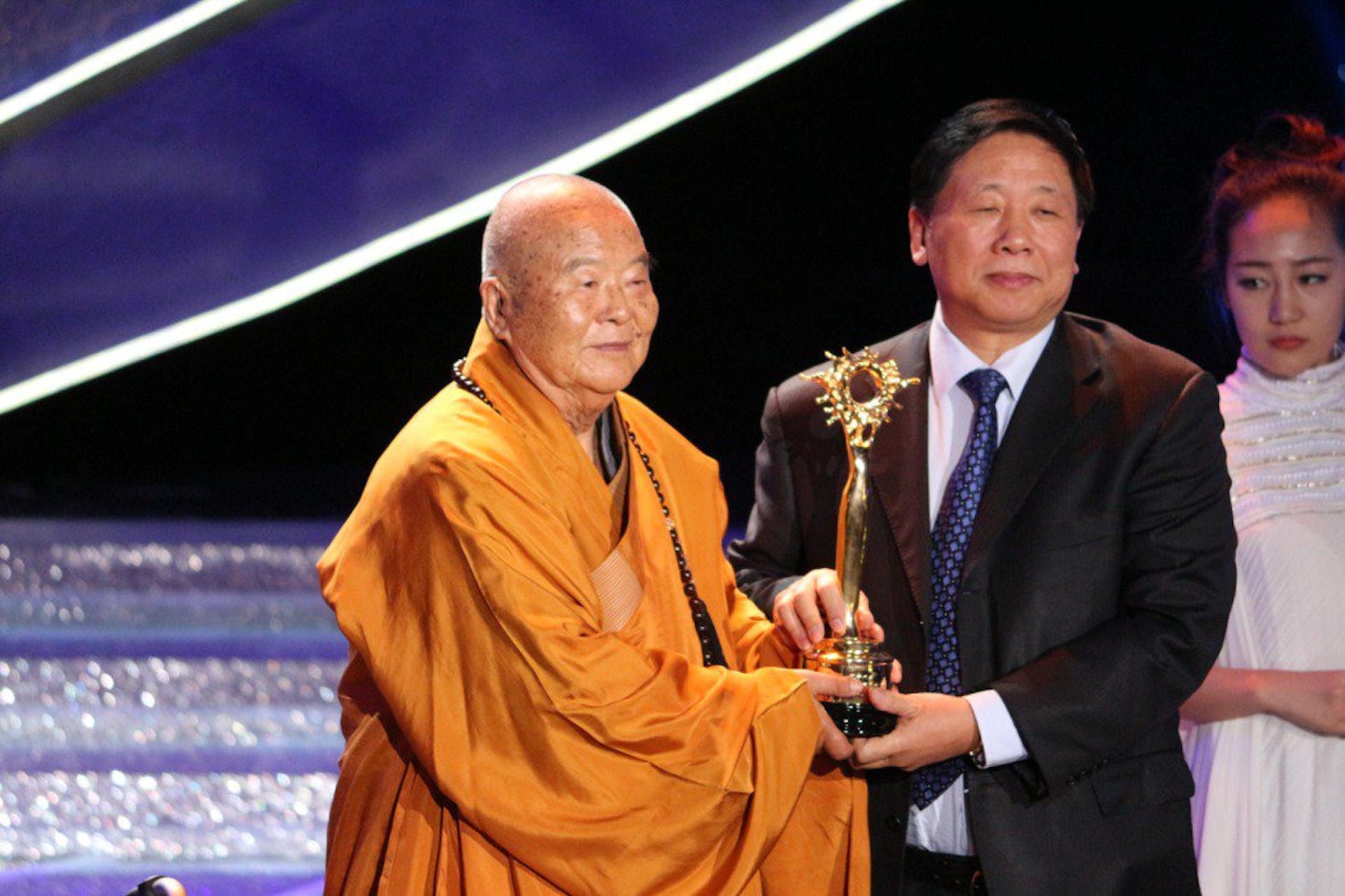 2013年星雲大師(左)獲頒「中華之光—傳播中華文化年度人物」獎,由前大陸國家宗教局局長葉小文代表致贈。(人間通訊社) 2013年星雲大師(左)獲頒「中華之光—傳播中華文化年度人物」獎,由前大陸國家宗教局局長葉小文代表致贈。(人間通訊社)