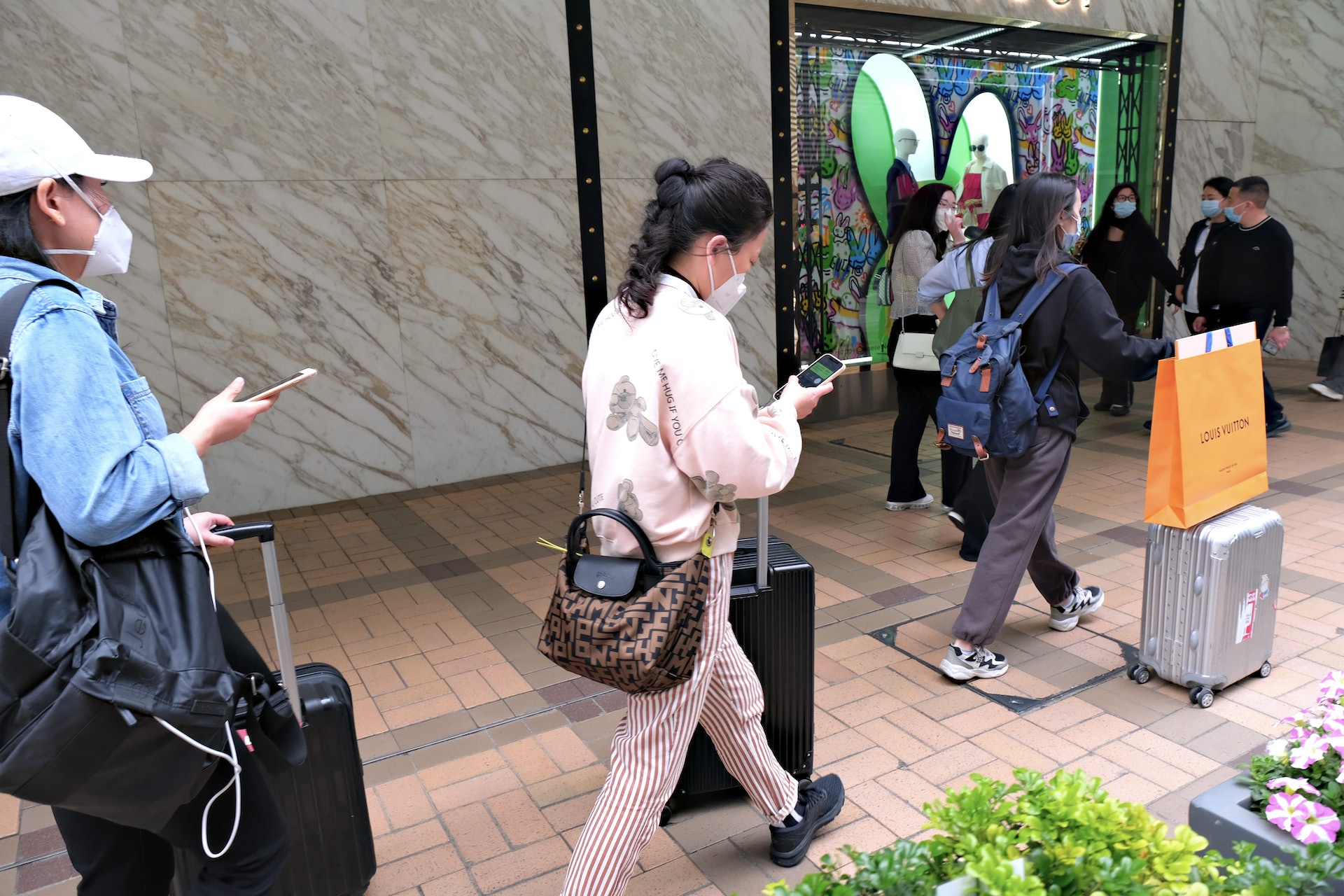 尖沙咀廣東道「名店街」一帶人流雖不及疫前水平,但部份奢侈品牌名店外仍可見有人龍出現。(歐家樂攝) 尖沙咀廣東道「名店街」一帶人流雖不及疫前水平,但部份奢侈品牌名店外仍可見有人龍出現。(歐家樂攝)