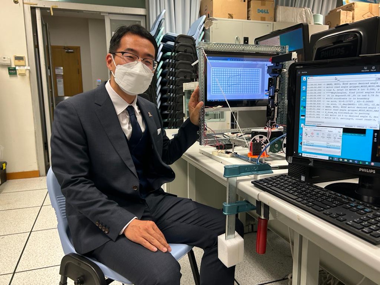 香港中文大學工程學院機械化與自動工程學系的韓教授表示,2020年在疫情期間因考慮到同學們不能到校上課,故研發出「翻轉在線實驗室」。 香港中文大學工程學院機械化與自動工程學系的韓教授表示,2020年在疫情期間因考慮到同學們不能到校上課,故研發出「翻轉在線實驗室」。