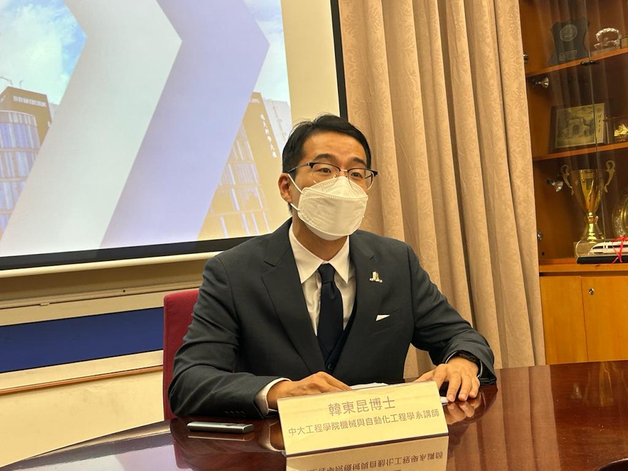 韓教授提及在研發過程中須經過反覆的試驗和實驗才能正式應用在課程教學上,「真係由零開始進行,我哋經歷過好多個OT,先敢畀學生去用。」(鄧康翹攝) 韓教授提及在研發過程中須經過反覆的試驗和實驗才能正式應用在課程教學上,「真係由零開始進行,我哋經歷過好多個OT,先敢畀學生去用。」(鄧康翹攝)
