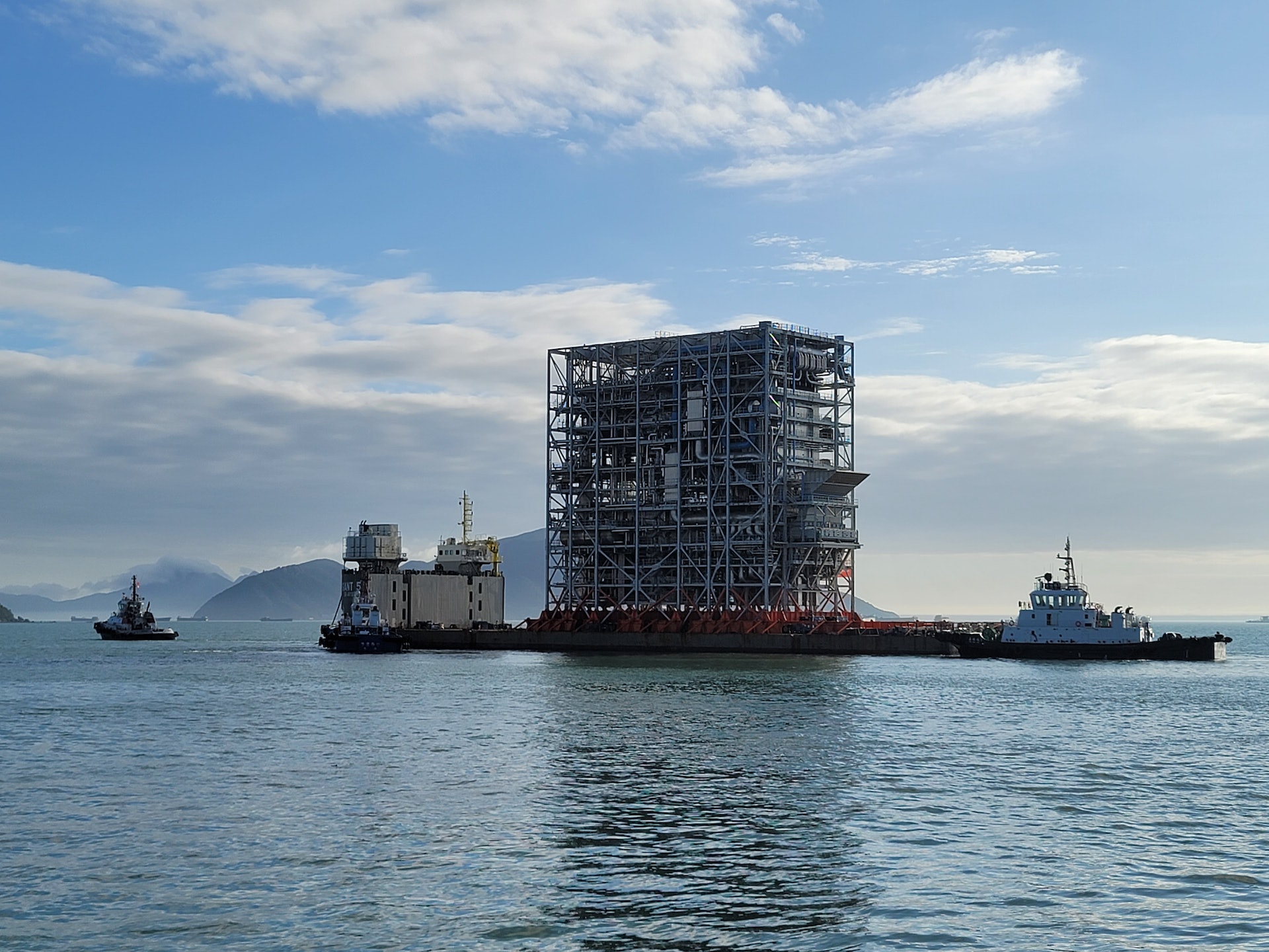 I·PARK1在珠海預製的首個重約六千公噸的巨型機電設備組件經水路已運抵香港。圖示該組件從珠海出發運往香港。(環保署提供相片) I·PARK1在珠海預製的首個重約六千公噸的巨型機電設備組件經水路已運抵香港。圖示該組件從珠海出發運往香港。(環保署提供相片)
