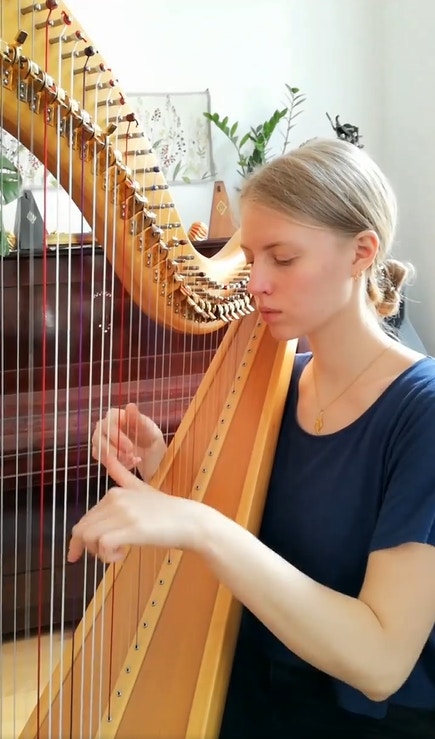 來自柏林的年輕音樂家韋拉諾，擅長以豎琴、鋼琴結合人聲創作樂曲。（IG@agnes_verano）