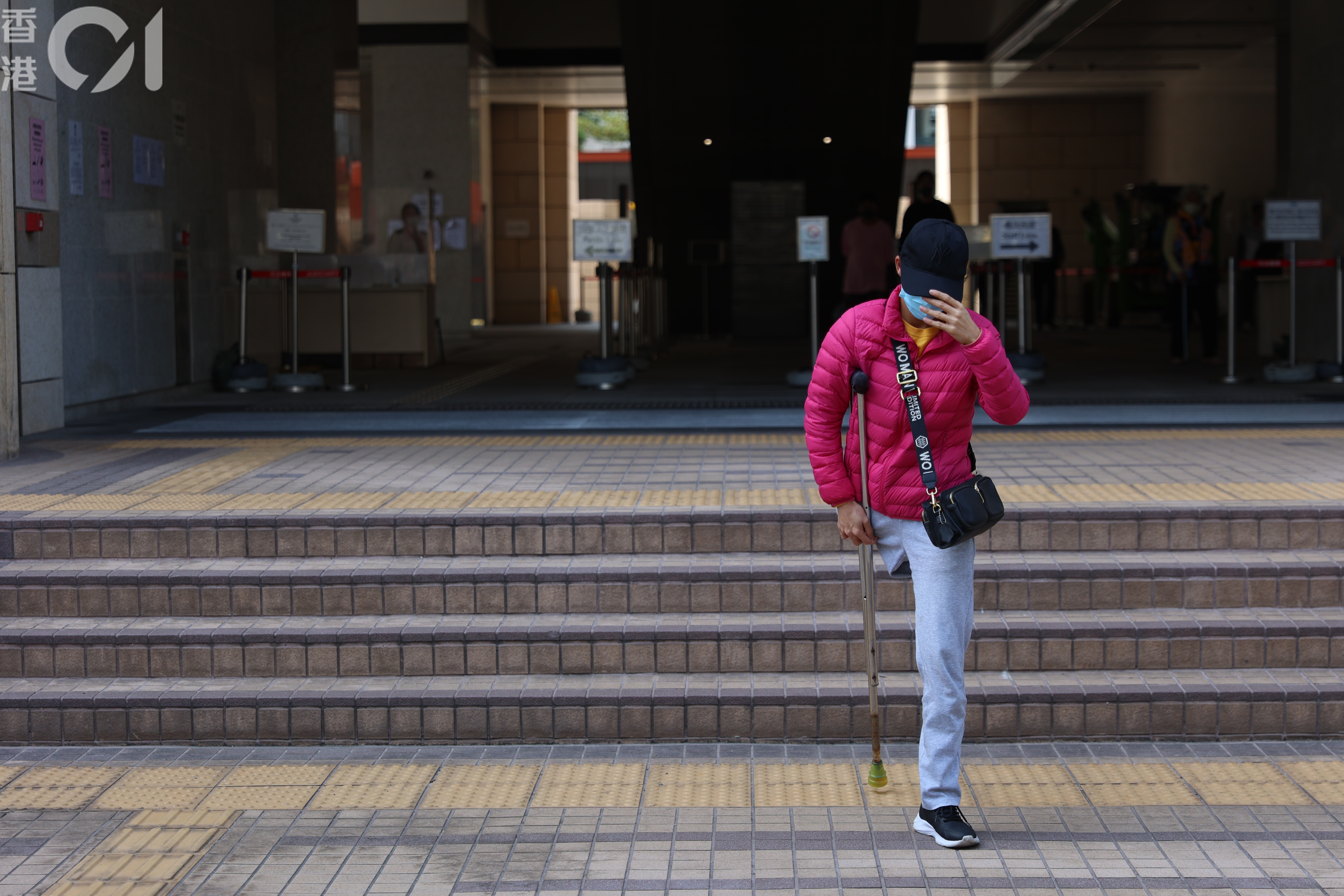 女被告李梅花稱不知在港賣唱犯法。(鄭子峰攝)