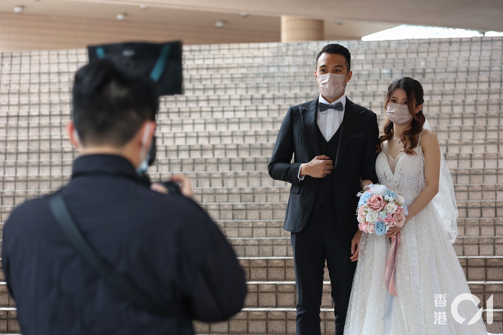 隨著本港邁向復常,本港今(14日)共有248對新人於情人節註冊結婚,為疫情以來的新高。(張浩維攝)