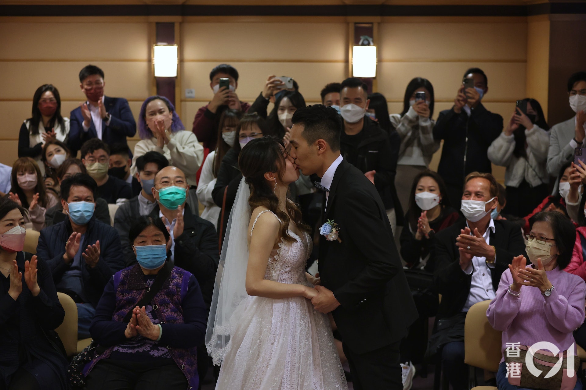 隨著本港邁向復常,本港今(14日)共有248對新人於情人節註冊結婚,為疫情以來的新高。(張浩維攝)