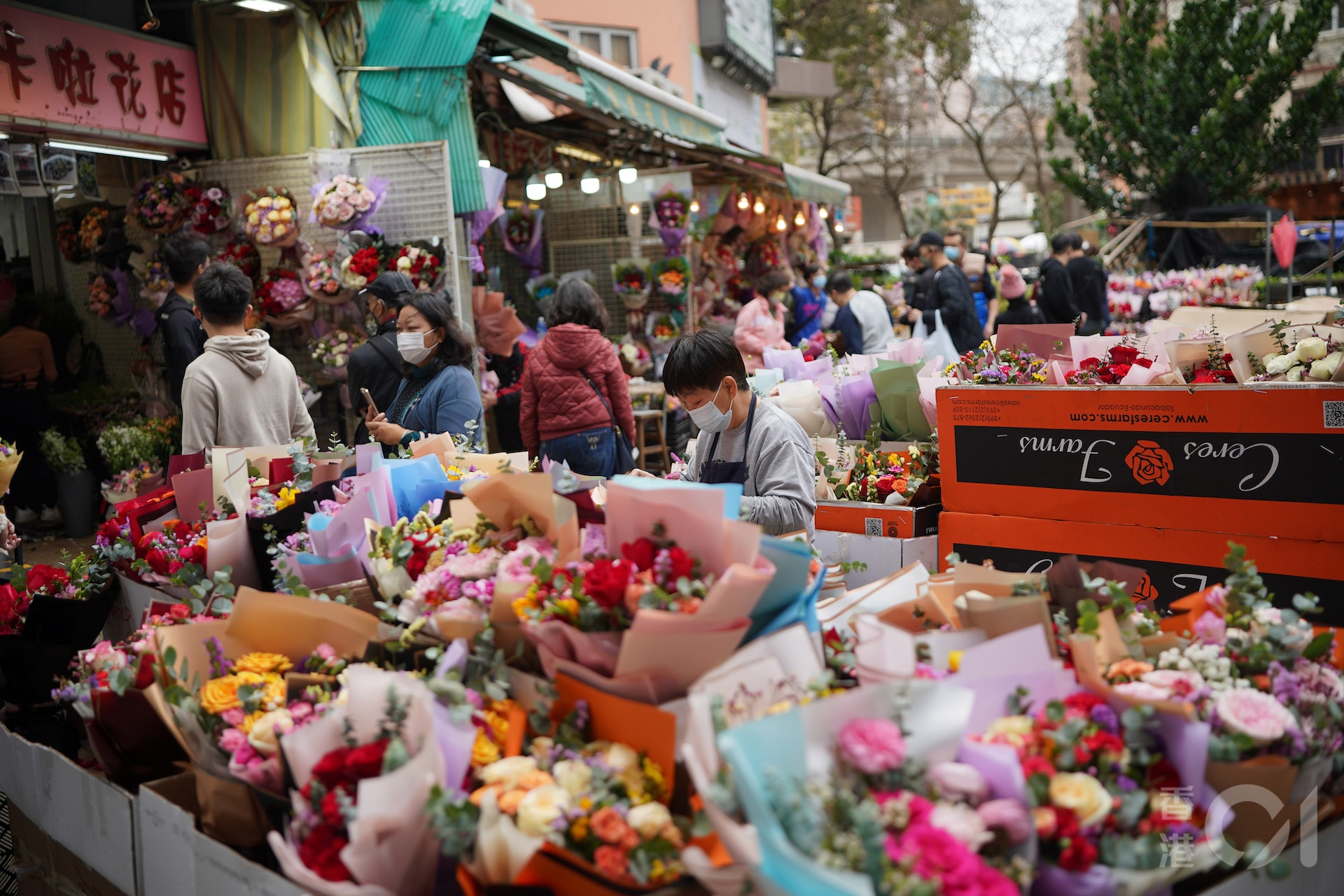 適逢情人節,有市民今早到旺角花墟最後衝刺買花贈愛侶。(林靄怡攝)