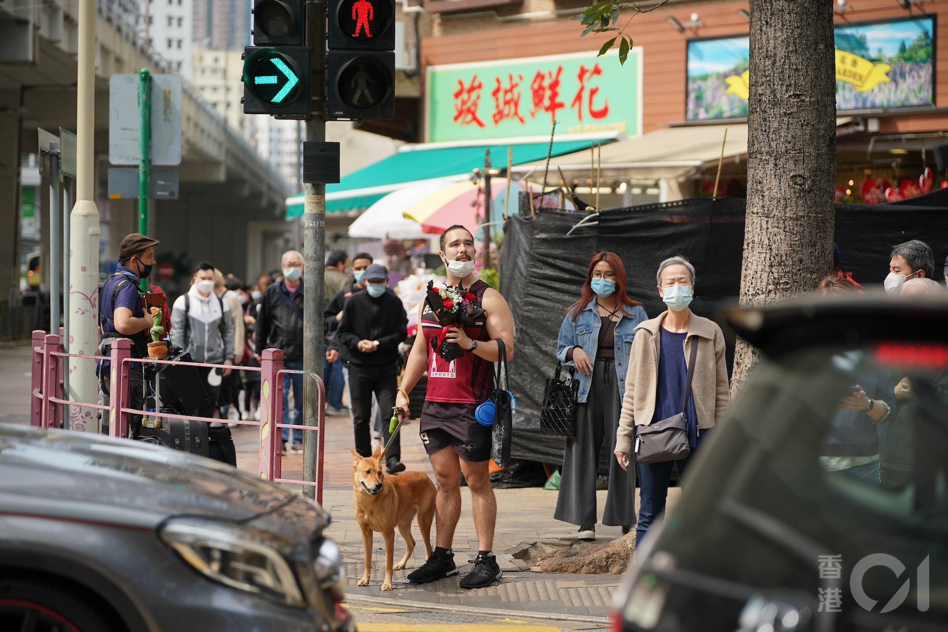 適逢情人節,有市民今早到旺角花墟最後衝刺買花贈愛侶。(林靄怡攝)