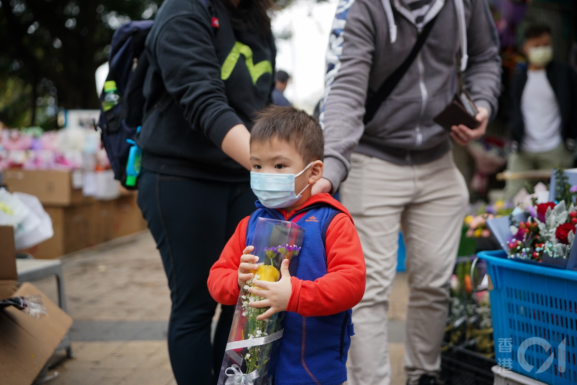 適逢情人節,有市民帶同孩子到旺角花墟買花。(林靄怡攝)
