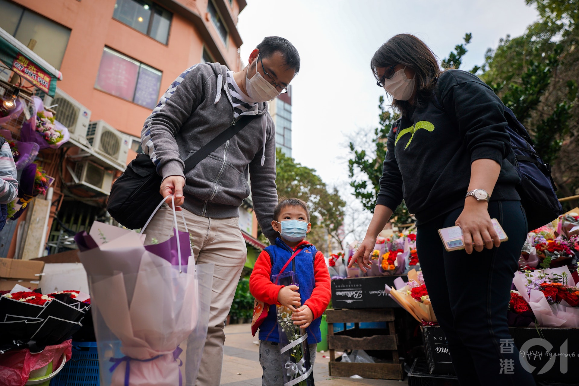 適逢情人節,有市民帶同孩子到旺角花墟買花。(林靄怡攝)
