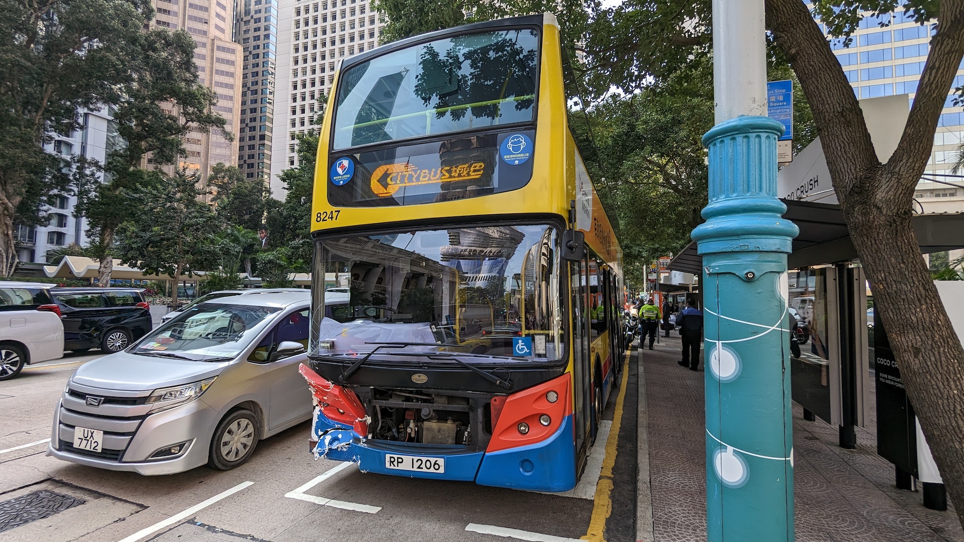 巴士右邊車頭損毀。(黃偉民攝) 巴士右邊車頭損毀。(黃偉民攝)