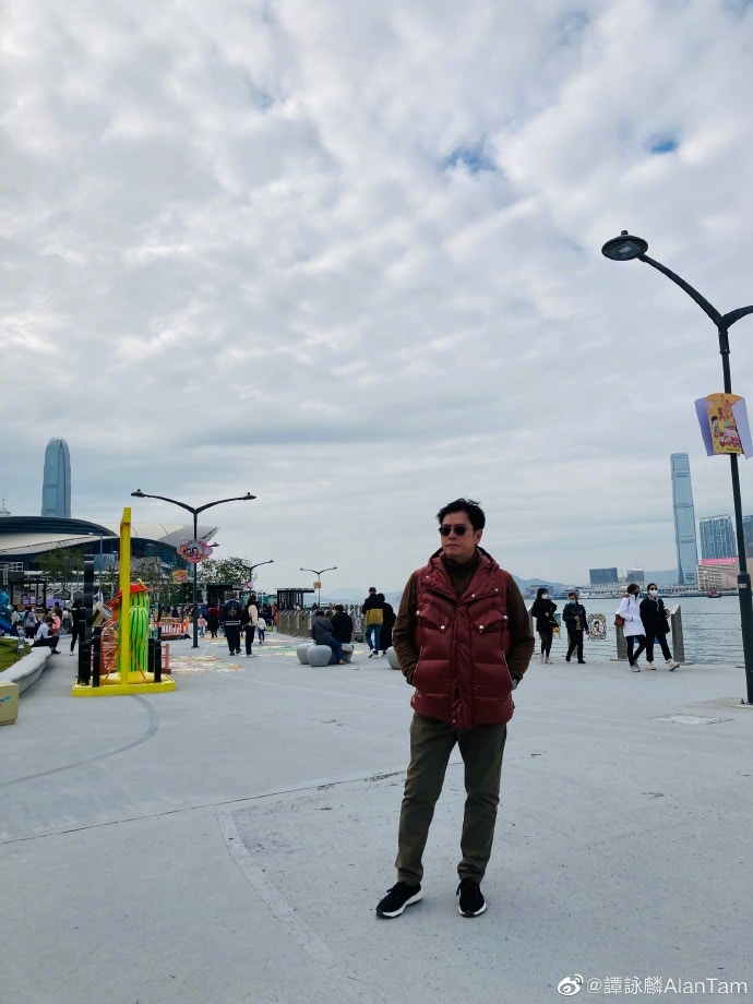 校長在會展附近擺出多個 pose。（譚詠麟微博圖片）