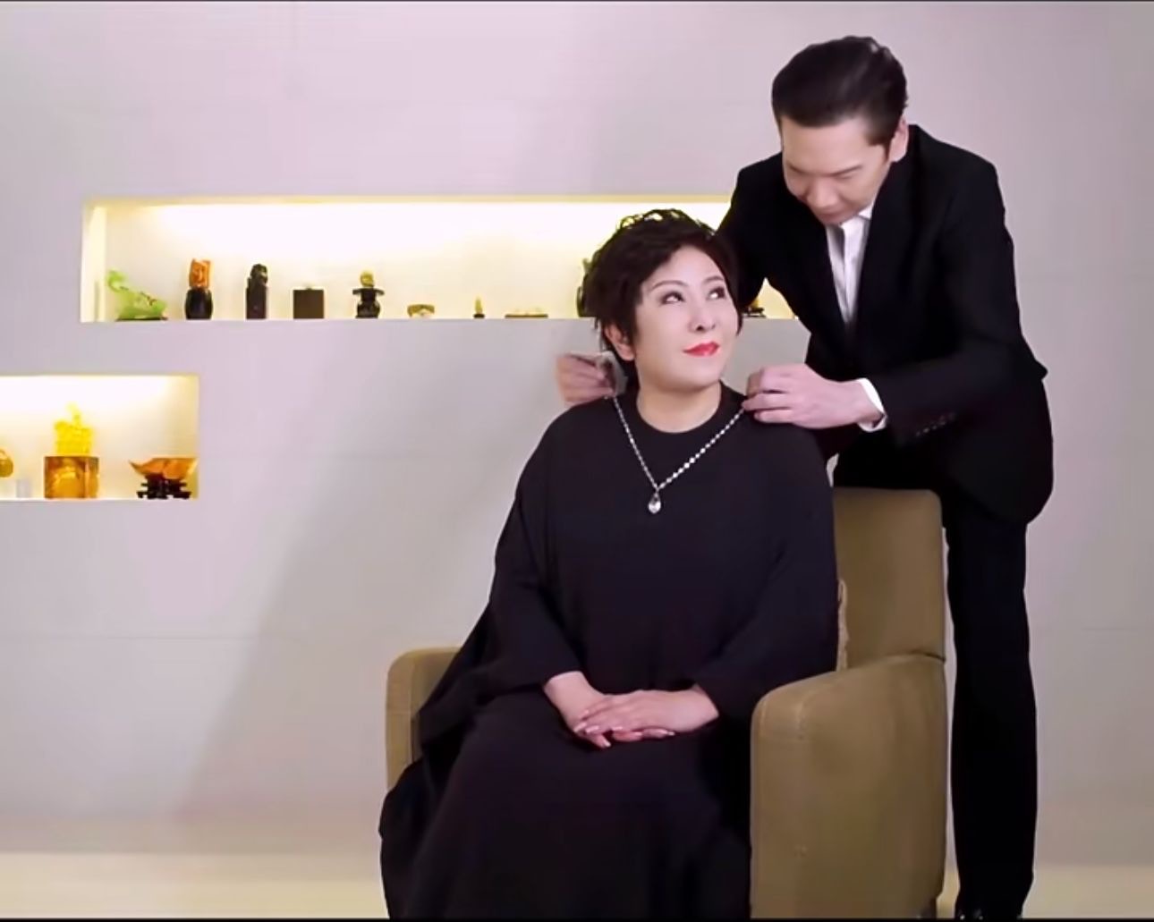 向生細心地為向太戴上項鏈，又對她甜蜜表白，感謝她在寂寂無名時陪在身邊。（向太小紅書截圖 ）